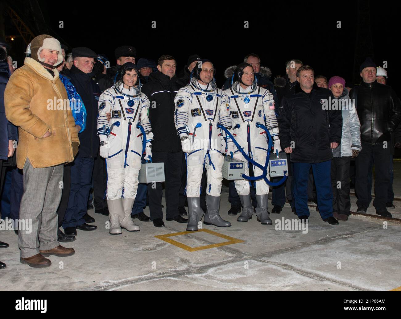 Spedizione 42 l'ingegnere di volo Samantha Cristoforetti, dell'Agenzia spaziale europea (ESA), a sinistra, il comandante Soyuz Anton Shkaplerov dell'Agenzia spaziale Federale Russa (Roscosmos), centro, e l'ingegnere di volo Terry Virts della NASA, a destra, posano per una foto con alti funzionari di Roscosmos, NASA, Prima di salire a bordo del veicolo spaziale Soyuz TMA-15M per il lancio, lunedì 24 novembre 2014 presso il Cosmodrome di Baikonur in Kazakhstan. Foto Stock