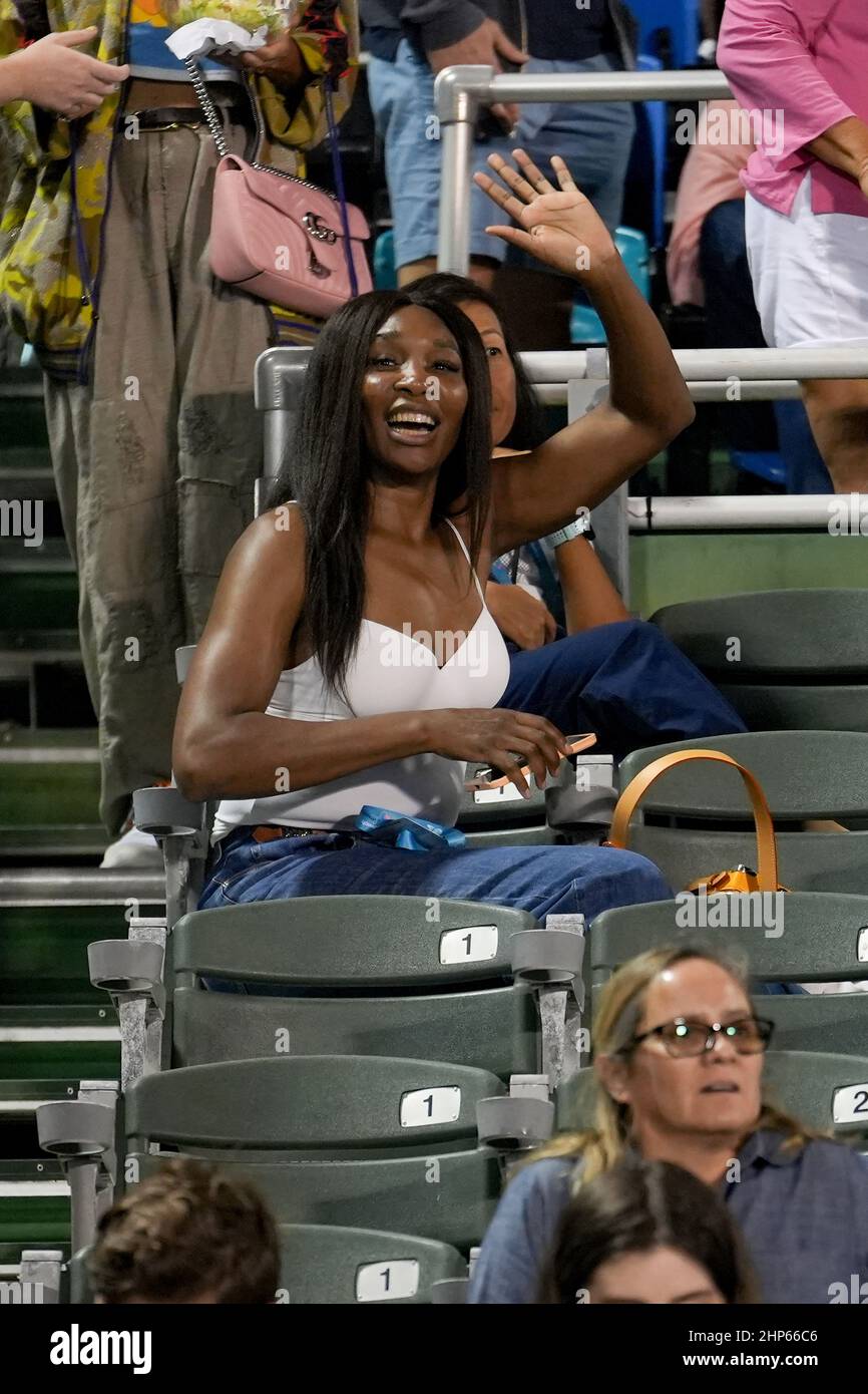 Florida, Stati Uniti. 18th Feb 2022. Febbraio, 18 - Delray Beach: Venus Williams ondeggia alla folla mentre arriva a guardare Rielly Opelka (USA) giocare Adrian Mannarino (fra) al Delray Beach Open 2022 entro il Vitacost.com. Il 18 febbraio 2022 a Delray Beach, Florida. Credit: Andrew Patron/MediaPunch Credit: MediaPunch Inc/Alamy Live News Foto Stock