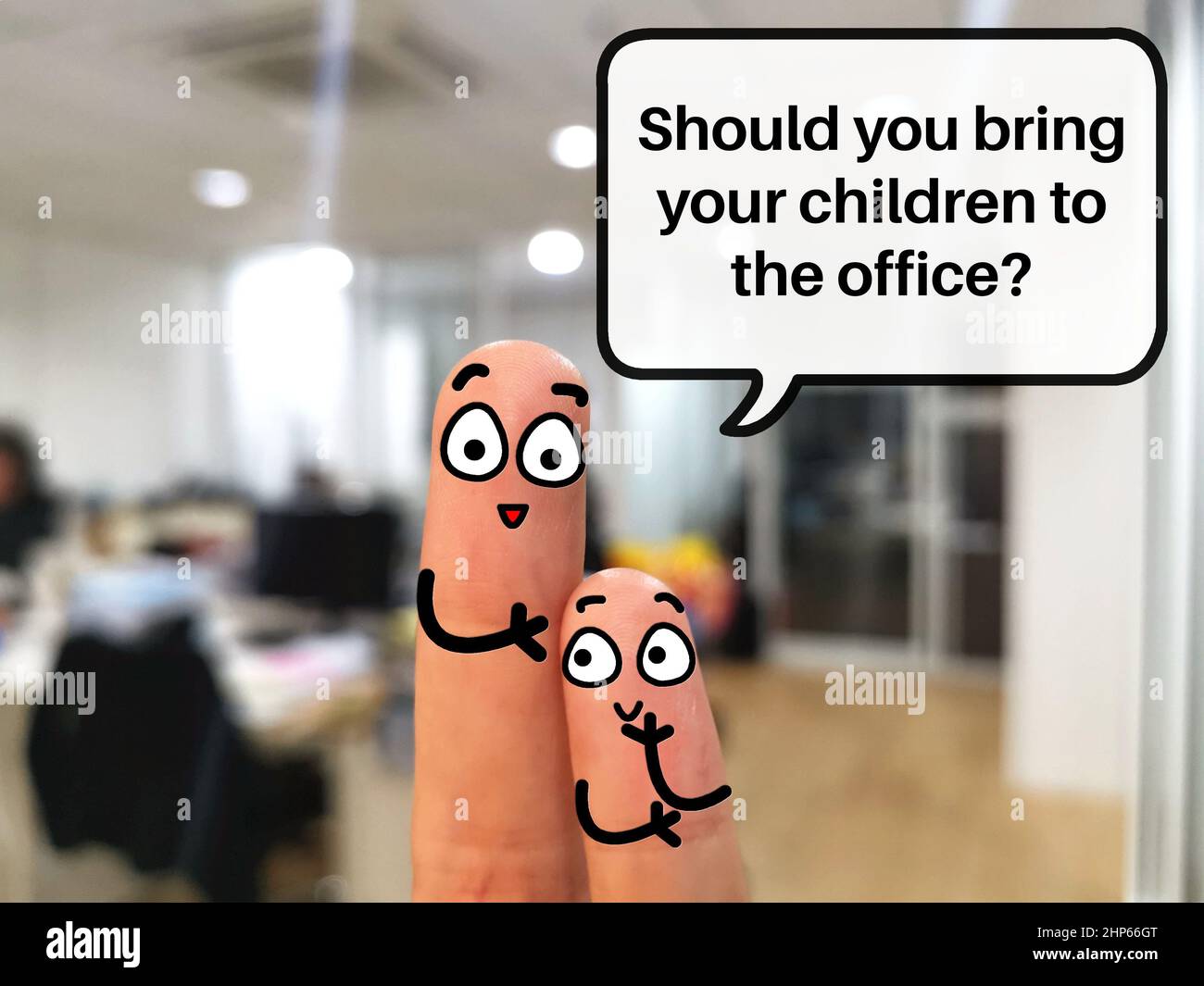 Due dita sono decorate come un adulto e un bambino. Uno di loro chiede se deve portare i bambini in ufficio. Foto Stock