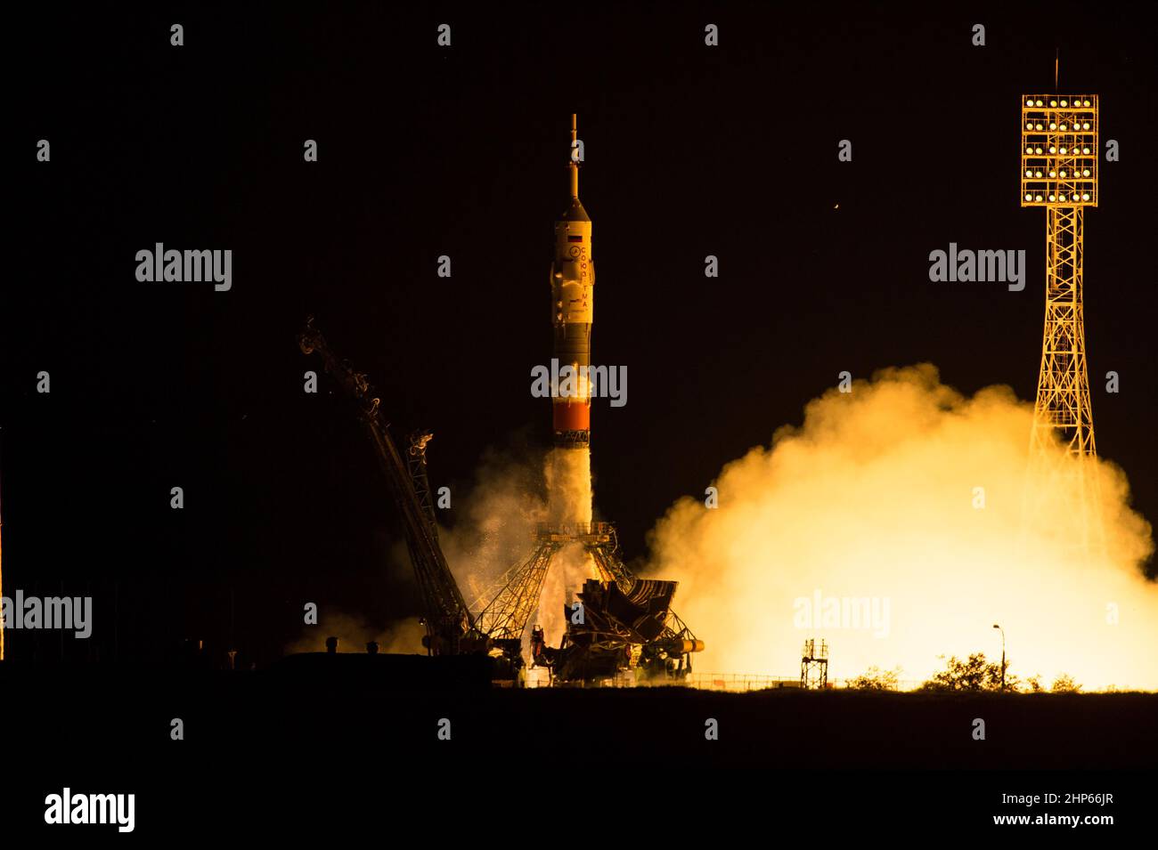 Il razzo Soyuz TMA-17M viene lanciato dal Cosmodrome Baikonur in Kazakistan giovedì 23 luglio 2015 con spedizione 44 il comandante Soyuz Oleg Kononenko dell'Agenzia spaziale Federale Russa (Roscosmos), ingegnere di volo Kjell Lindgren della NASA, E l'ingegnere di volo Kimiya Yui dell'agenzia di esplorazione aerospaziale giapponese (JAXA) in orbita per iniziare la loro missione di cinque mesi sulla stazione spaziale internazionale. Foto Stock