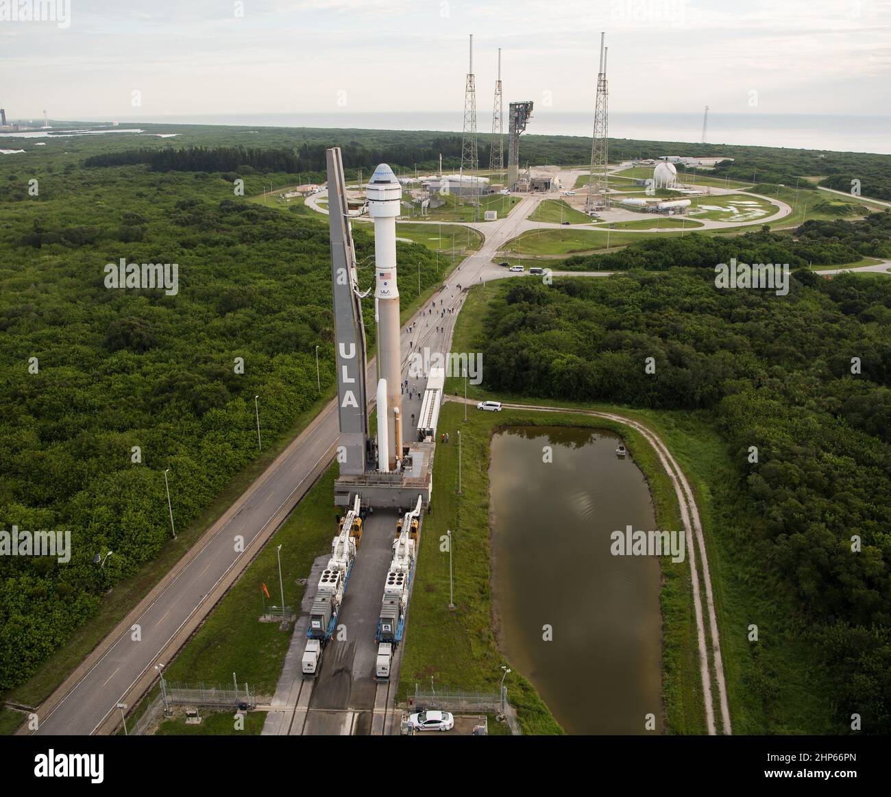 Un razzo United Launch Alliance Atlas V a bordo della navicella spaziale Boeing CST-100 Starliner è visto come è stato lanciato fuori dalla struttura di integrazione verticale alla piattaforma di lancio presso lo Space Launch Complex 41 prima della missione Orbital Flight Test-2 (OFT-2), lunedì 2 agosto, 2021 presso la Stazione spaziale di Cape Canaveral in Florida. Foto Stock