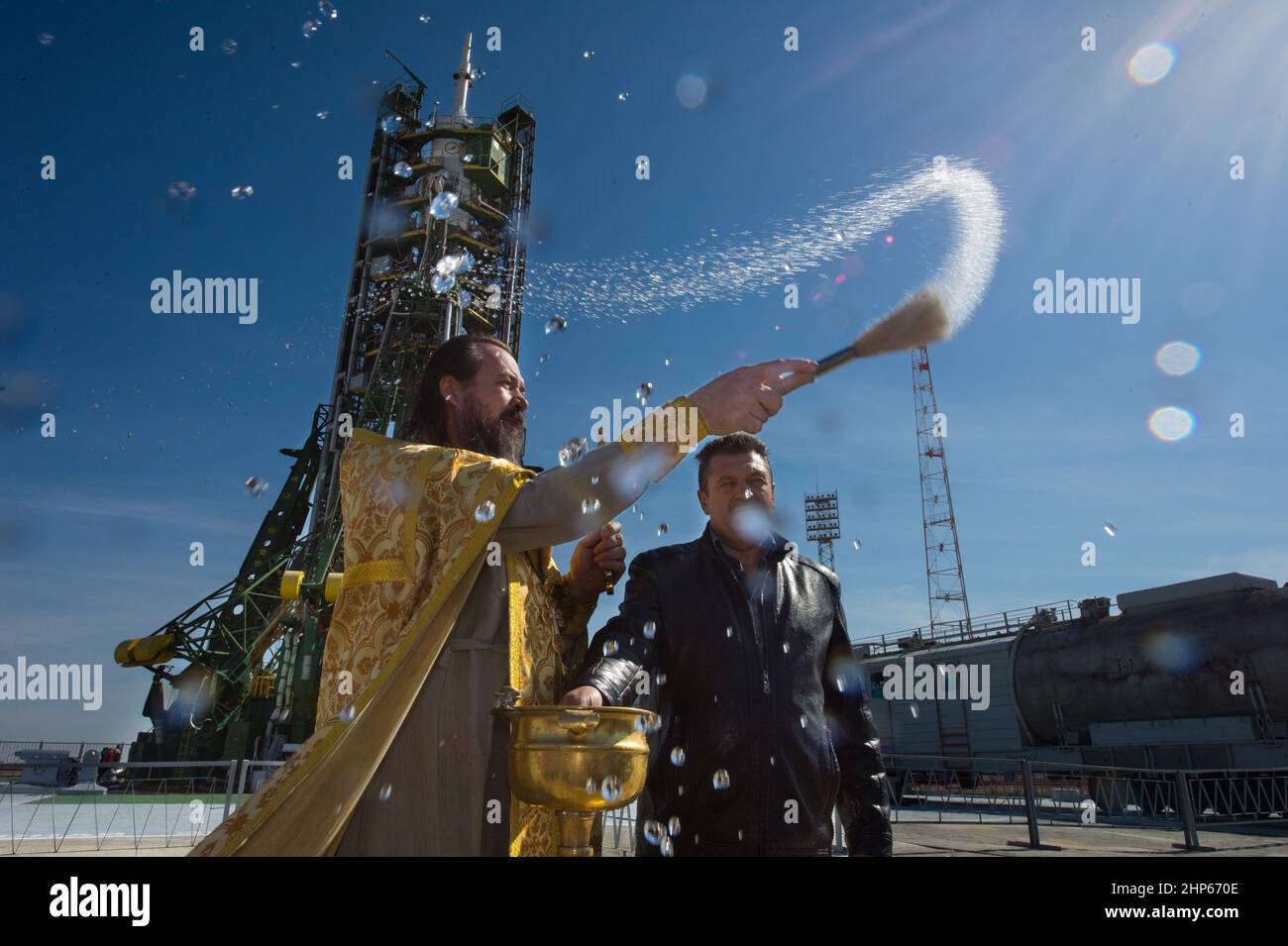 Un prete ortodosso benedice i membri dei mezzi di comunicazione alla piattaforma di lancio di Baikonur Cosmodrome mercoledì 24 settembre 2014, in Kazakistan. Il lancio del razzo di Soyuz è previsto per il 26 settembre e porterà spedizione 41 il comandante di Soyuz Alexander Samokutyaev dell'Agenzia spaziale Federale Russa (Roscosmos), ingegnere di volo Barry Wilmore della NASA, E l'ingegnere di volo Elena Serova di Roscosmos in orbita per iniziare la loro missione di cinque mesi e mezzo sulla Stazione spaziale Internazionale. Foto Stock Un prete ortodosso benedice i membri dei mezzi di comunicazione alla piattaforma di lancio di Baikonur Cosmodrome mercoledì 24 settembre 2014, in Kazakistan. Il lancio del razzo di Soyuz è previsto per il 26 settembre e porterà spedizione 41 il comandante di Soyuz Alexander Samokutyaev dell'Agenzia spaziale Federale Russa (Roscosmos), ingegnere di volo Barry Wilmore della NASA, E l'ingegnere di volo Elena Serova di Roscosmos in orbita per iniziare la loro missione di cinque mesi e mezzo sulla Stazione spaziale Internazionale. Foto Stock
