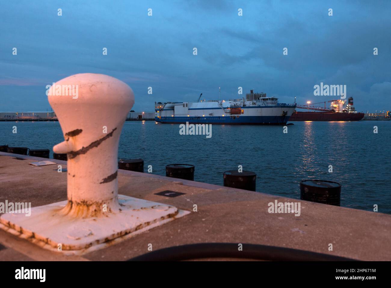 L'United Launch Alliance Mariner arriva a Port Canaveral's Army Warf portando il terzo nucleo di richiamo comune Delta IV Heavy e il secondo stadio per l'imminente veicolo spaziale Parker Solar Probe della NASA. La missione eseguirà le osservazioni più vicine di una stella quando viaggia attraverso l'atmosfera del Sole, chiamata corona. Foto Stock
