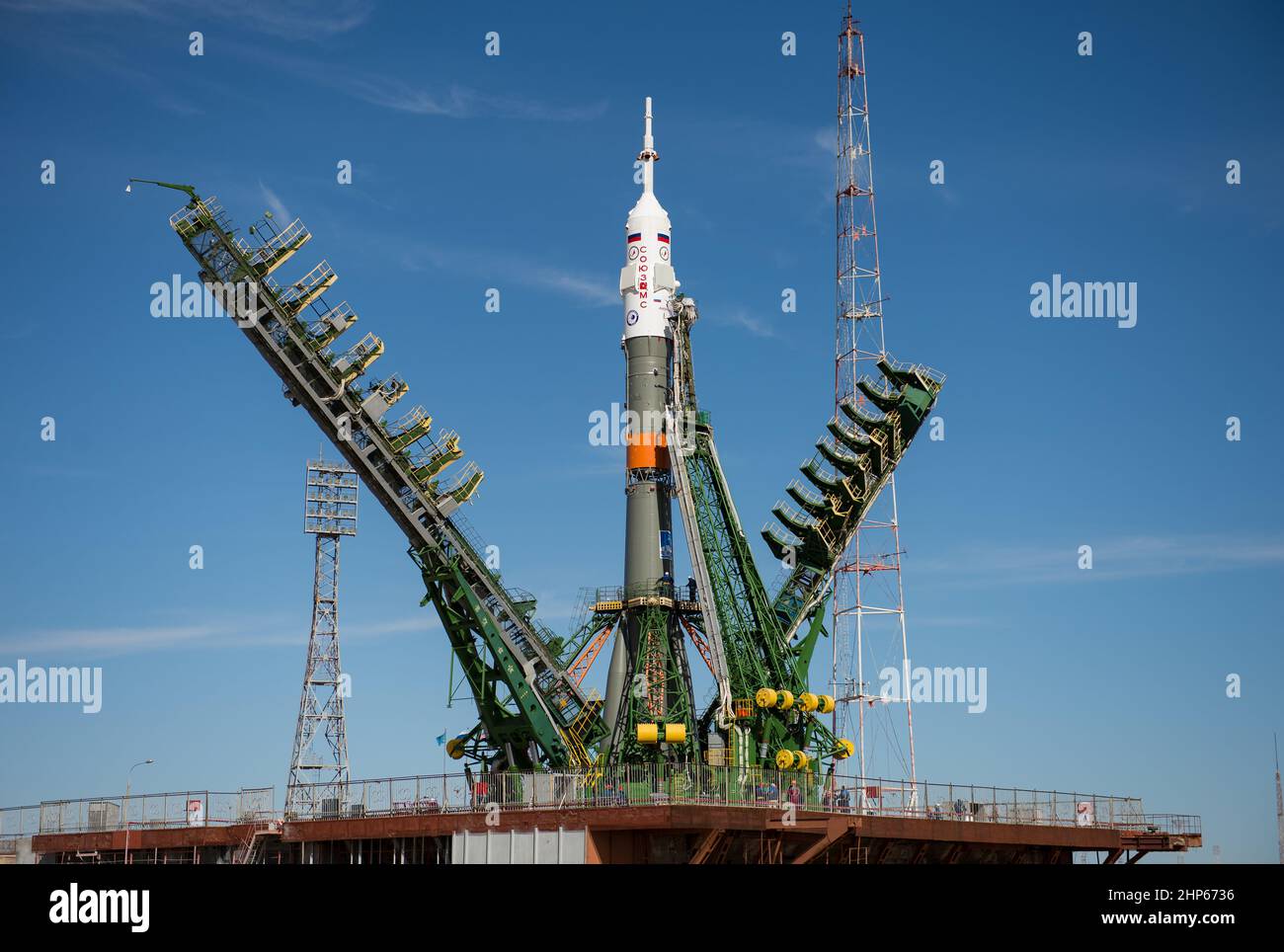 I bracci del gantry si chiudono intorno alla navicella spaziale Soyuz MS-04 per fissare il razzo al trampolino di lancio lunedì 17 aprile 2017 presso la Cossodrome di Baikonur in Kazakistan. Foto Stock