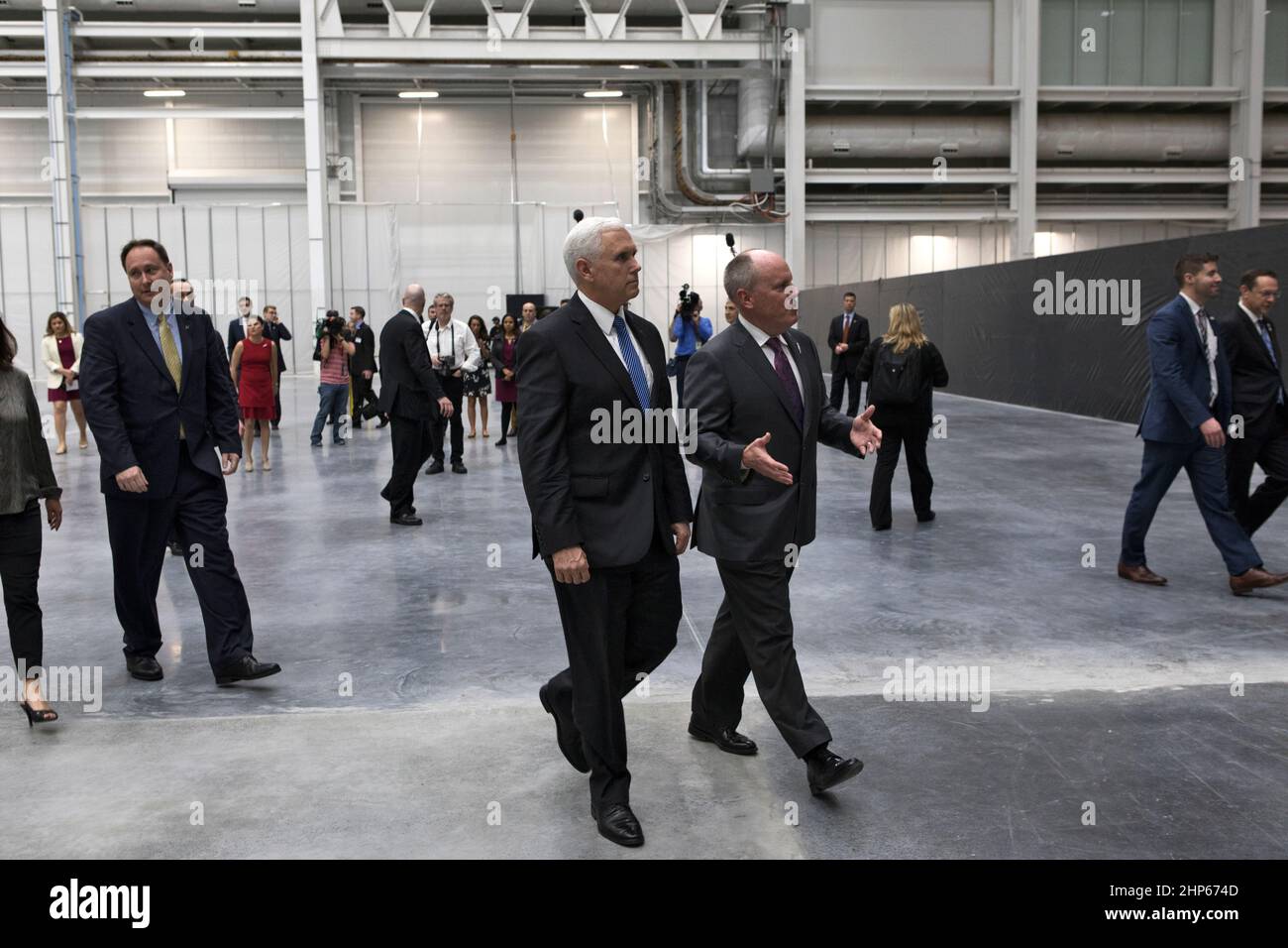 Il Vice Presidente Mike Pence, a sinistra, visita lo stabilimento di produzione Blue Origin vicino al Kennedy Space Center della NASA in Florida, il 20 febbraio 2018, con il CEO della società Robert Smith. Il vicepresidente Pence ha visto il nuovo Booster Shepard e Crew Capsule volati. Il booster è stato il primo veicolo di lancio con un decollo verticale e un atterraggio verticale di successo per dimostrare la riutilizzabilità Foto Stock