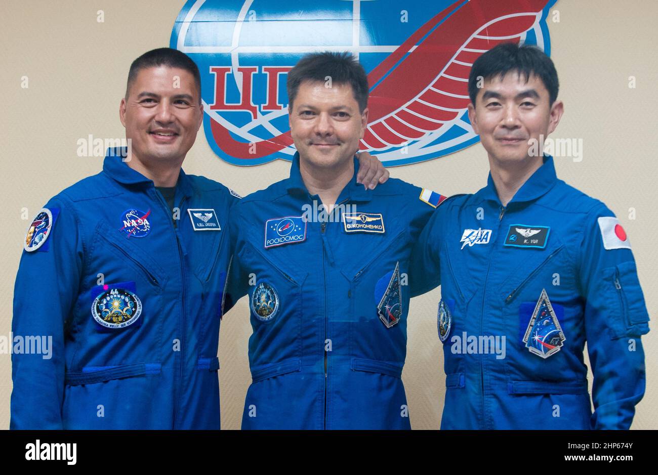 Spedizione 44 membri dell'equipaggio, ingegnere di volo Kjell Lindgren della NASA, a sinistra; comandante Soyuz Oleg Kononenko dell'Agenzia spaziale Federale Russa (Roscosmos), centro; E l'ingegnere di volo Kimiya Yui dell'agenzia di esplorazione aerospaziale del Giappone (JAXA), a destra, posa per una foto alla conclusione di una conferenza stampa tenuta all'Hotel Cosmonaut a Baikonur, Kazakhstan martedì 21 luglio 2015. Foto Stock
