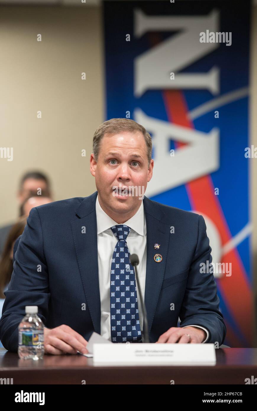 Jim Bridenstine, amministratore della NASA, parla con la leadership della NASA in videoconferenza, lunedì 23 aprile 2018 presso la sede centrale della NASA a Washington. Foto Stock