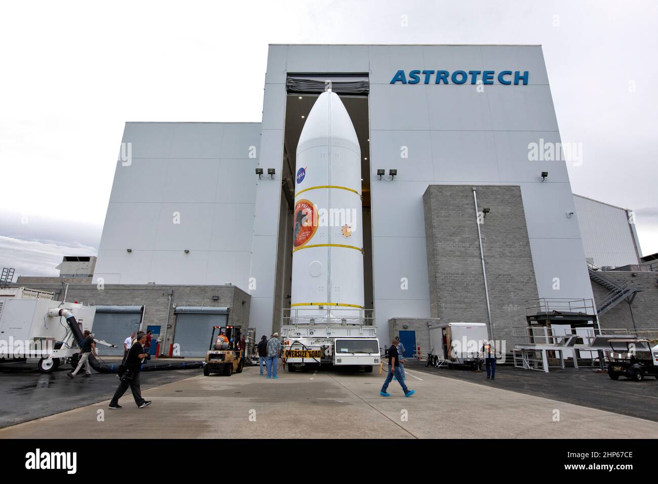 Incapsulato nella carenatura del carico utile, la sonda solare Parker della NASA viene trasportata fuori dall'impianto di lavorazione Astrotech a Titusville, Florida, vicino al Kennedy Space Center dell'agenzia, lunedì 30 luglio 2018. La navicella spaziale sta iniziando un'escursione allo Space Launch Complex 37 presso la Stazione dell'Aeronautica militare di Cape Canaveral, dove verrà accoppiata in cima a un razzo United Launch Alliance Delta IV Heavy. La missione eseguirà le osservazioni più vicine di una stella quando viaggia attraverso l'atmosfera del Sole, chiamata corona. La sonda si baserà su misurazioni e immagini per rivoluzionare la nostra comprensione della t Foto Stock
