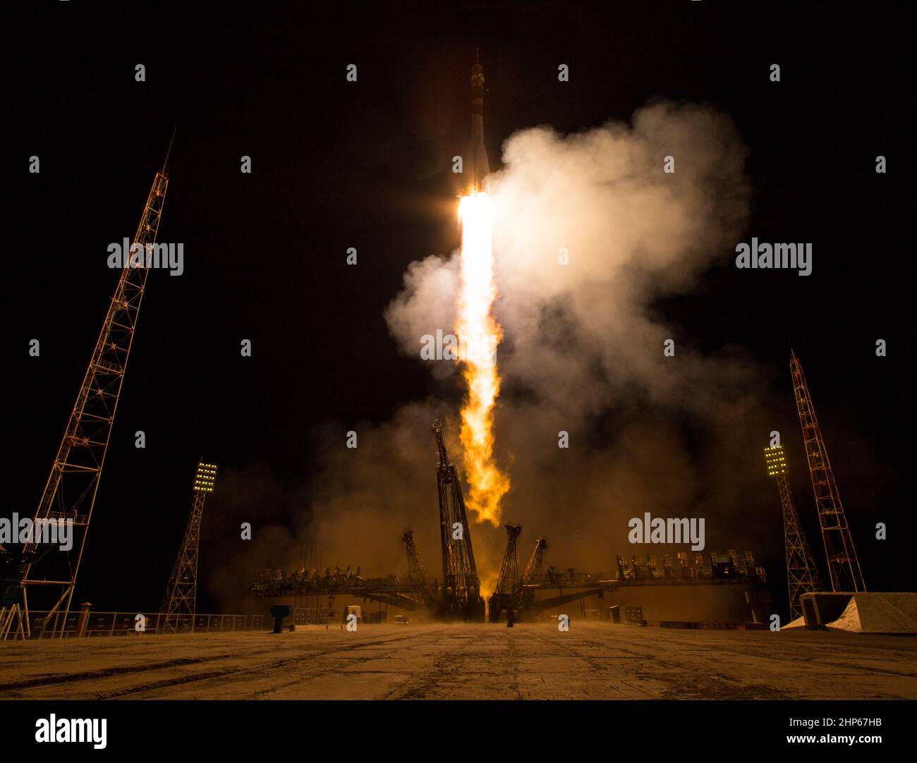 Il razzo Soyuz TMA-17M viene lanciato dal Cosmodrome Baikonur in Kazakistan giovedì 23 luglio 2015 con spedizione 44 il comandante Soyuz Oleg Kononenko dell'Agenzia spaziale Federale Russa (Roscosmos), ingegnere di volo Kjell Lindgren della NASA, E l'ingegnere di volo Kimiya Yui dell'agenzia di esplorazione aerospaziale giapponese (JAXA) in orbita per iniziare la loro missione di cinque mesi sulla stazione spaziale internazionale. Foto Stock