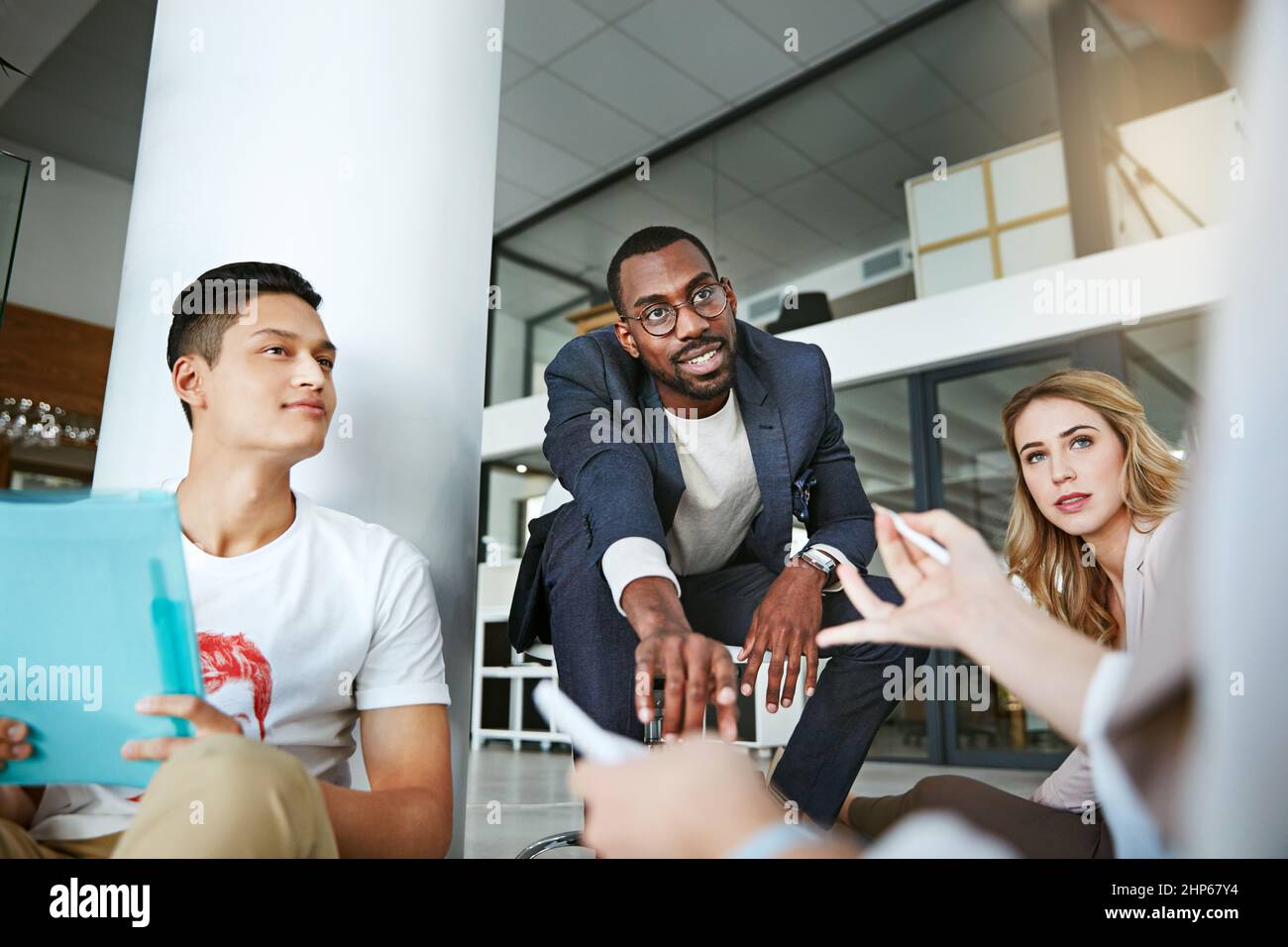 Nessuna idea diventa unshared. Foto di un gruppo di colleghi che hanno una sessione di brainstorming in un ufficio moderno. Foto Stock