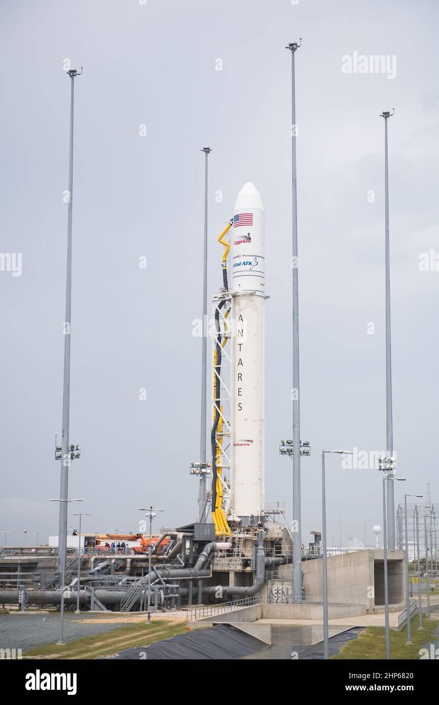 Il razzo Orbital ATK Antares, con la navicella spaziale Cygnus a bordo, è visto al lancio Pad-0A, sabato 19 maggio 2018 presso la struttura di volo Wallops in Virginia. Gli Antares si lanceranno con la navicella spaziale Cygnus riempita con 7.400 libbre di carico per la Stazione spaziale Internazionale (ISS). Foto Stock