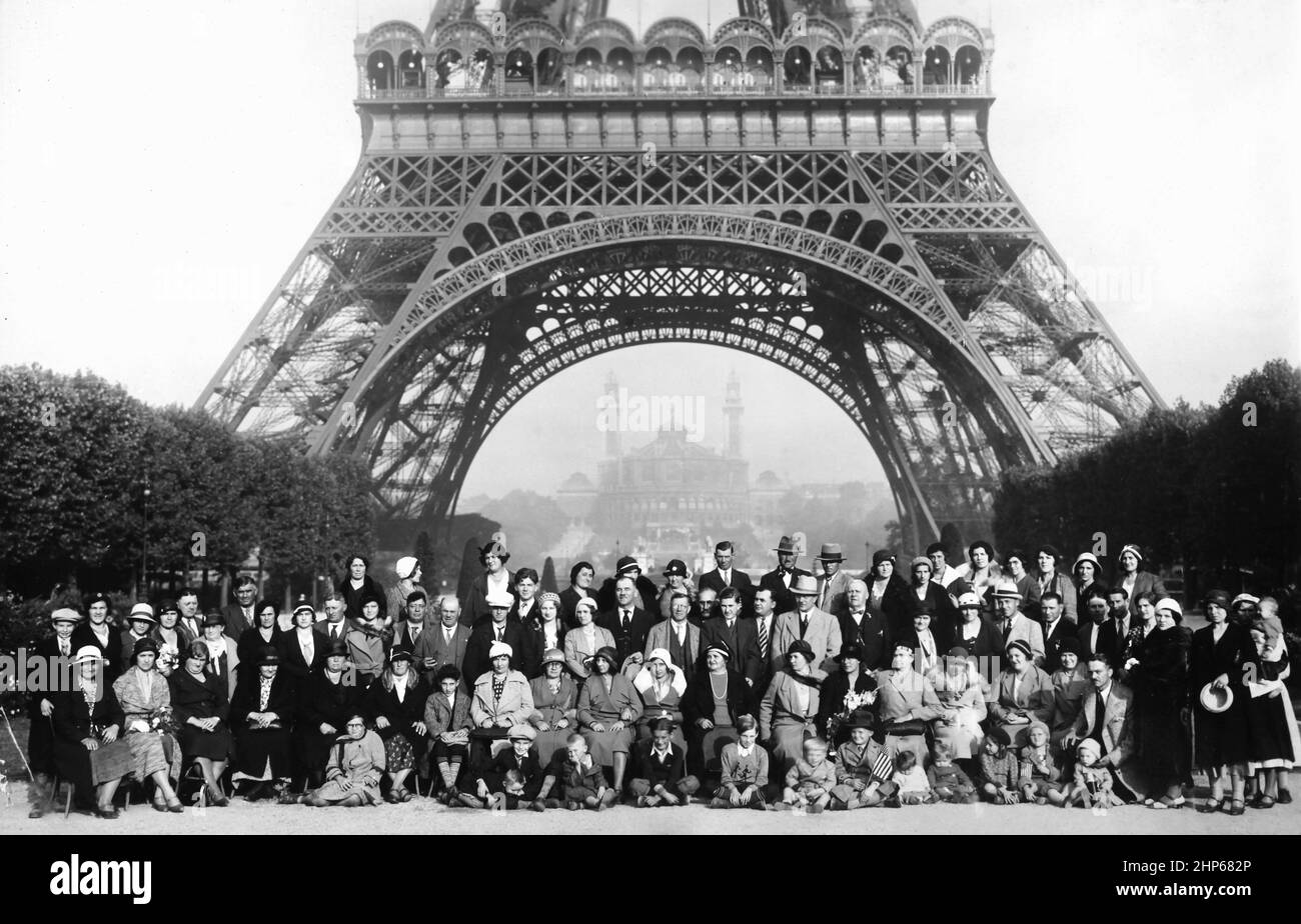Un'organizzazione ebrea americana itinerante si propone per un colpo di gruppo davanti alla Torre Eiffel, ca. 1932. Foto Stock