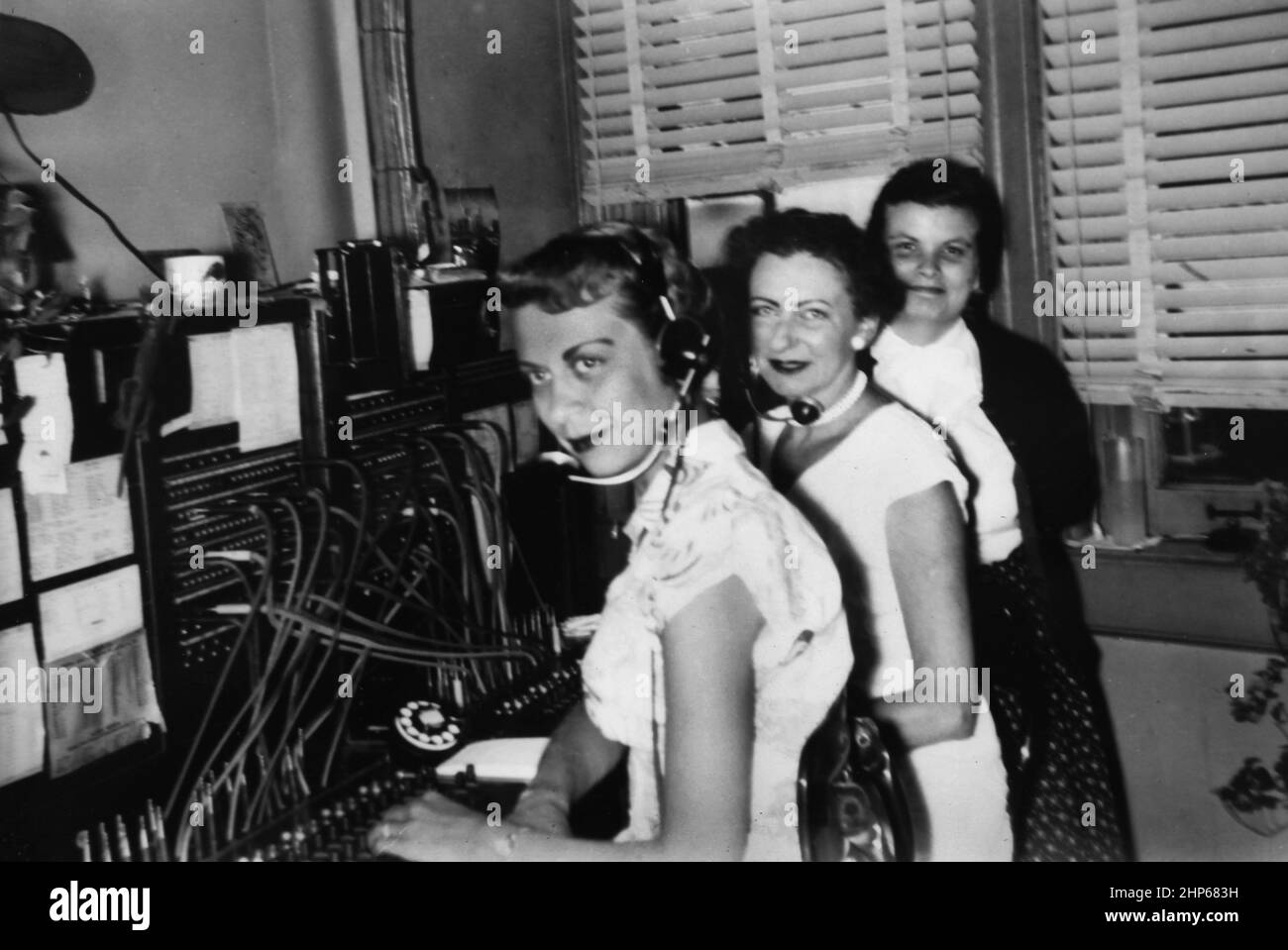 Tre donne lavorano il centralino aziendale, ca. 1940. Foto Stock