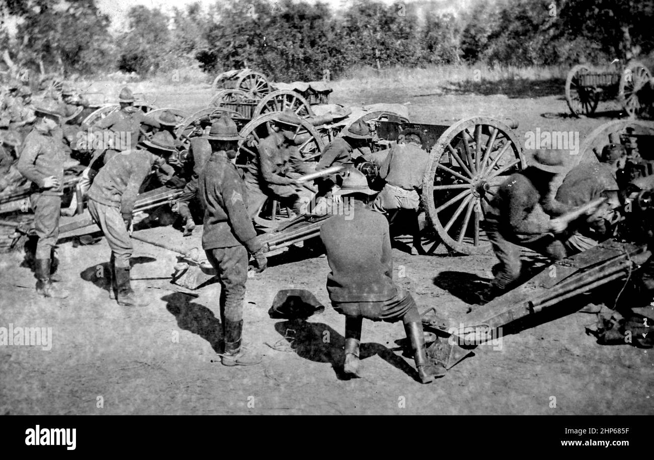 Doughboys lavorano alle loro abilità di artiglieria al campo di stivale, ca. 1918. Foto Stock