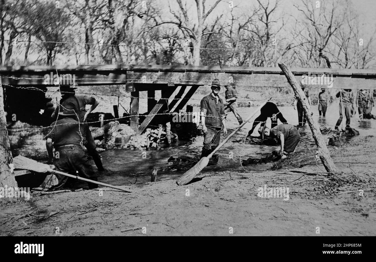 Guerra mondiale 1 soldati americani fanno il loro lavaggio in un ruscello al campo di addestramento in Texas, ca. 1918. Foto Stock