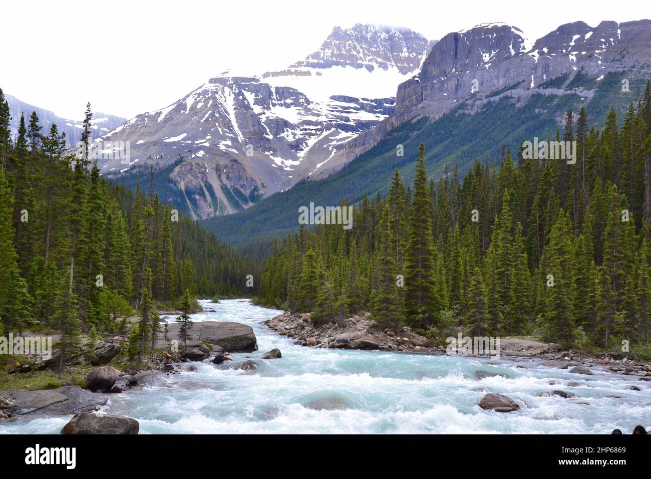 Fiume che scorre al Mistaya Canyon con il Monte Sarbach coperto di neve all'orizzonte nel Parco Nazionale di Banff durante l'estate Foto Stock