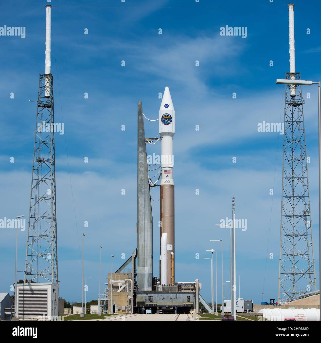 Il razzo United Launch Alliance Atlas V a bordo della navicella spaziale Magnetosferic Multiscala (MMS) della NASA è visto sul trampolino di lancio presso il Cape Canaveral Air Force Station Space Launch Complex 41, giovedì 12 marzo 2015 in Florida. Foto Stock