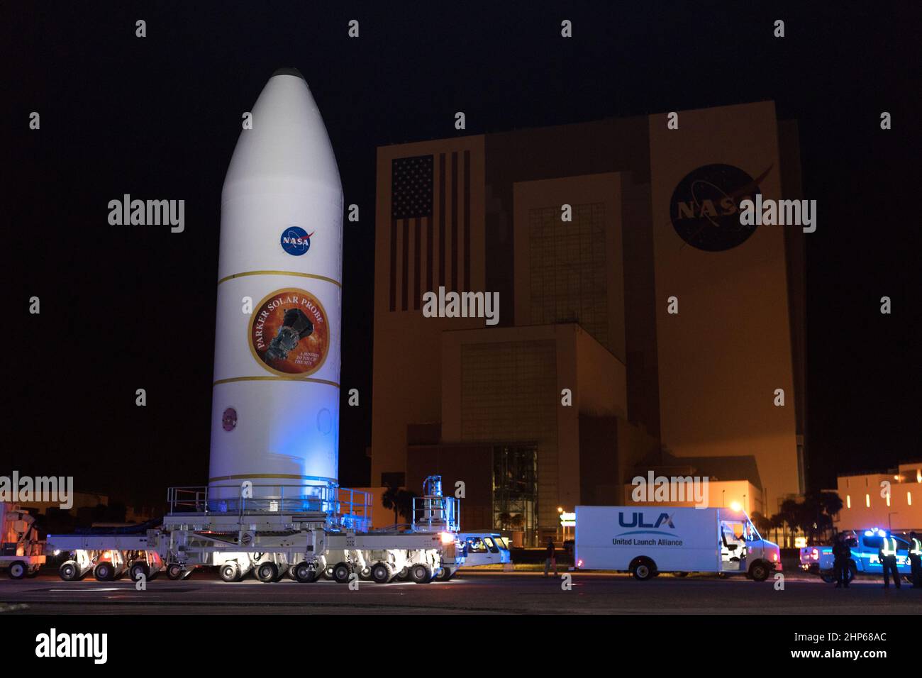 Incapsulato nella carenatura del carico utile, la sonda solare Parker della NASA viene trasportata oltre l'edificio di assemblaggio del veicolo presso il Kennedy Space Center dell'agenzia, lunedì 30 luglio 2018. La navicella spaziale è in arrivo allo Space Launch Complex 37 presso la Stazione dell'Aeronautica militare di Cape Canaveral, dove sarà accoppiata in cima a un razzo United Launch Alliance Delta IV Heavy. La missione eseguirà le osservazioni più vicine di una stella quando viaggia attraverso l'atmosfera del Sole, chiamata corona. La sonda si baserà su misurazioni e immagini per rivoluzionare la nostra comprensione della corona e della connessione Sole-Terra Foto Stock
