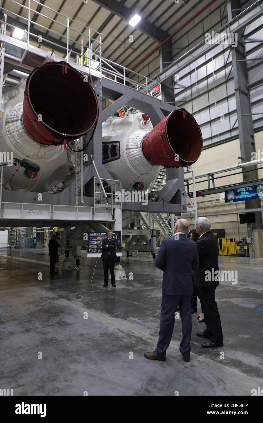 Il presidente e CEO della United Launch Alliance (ULA), Tory Bruno, a sinistra, conduce un tour nella ULA Horizontal Integration Facility (HIF), presso la Stazione dell'Aeronautica militare di Cape Canaveral in Florida per il Vice Presidente Mike Pence il 20 febbraio 2018. L’HIF è il punto in cui i booster Delta IV Heavy vengono elaborati per la prossima missione della NASA Parker Solar Probe. Durante la sua visita, Pence presiederà una riunione del National Space Council il 21 febbraio 2018 nell'alta baia della struttura di elaborazione della stazione spaziale Kennedy della NASA. Il consiglio ha il compito di consigliare il presidente in merito alla politica e alla strategia spaziale nazionale Foto Stock