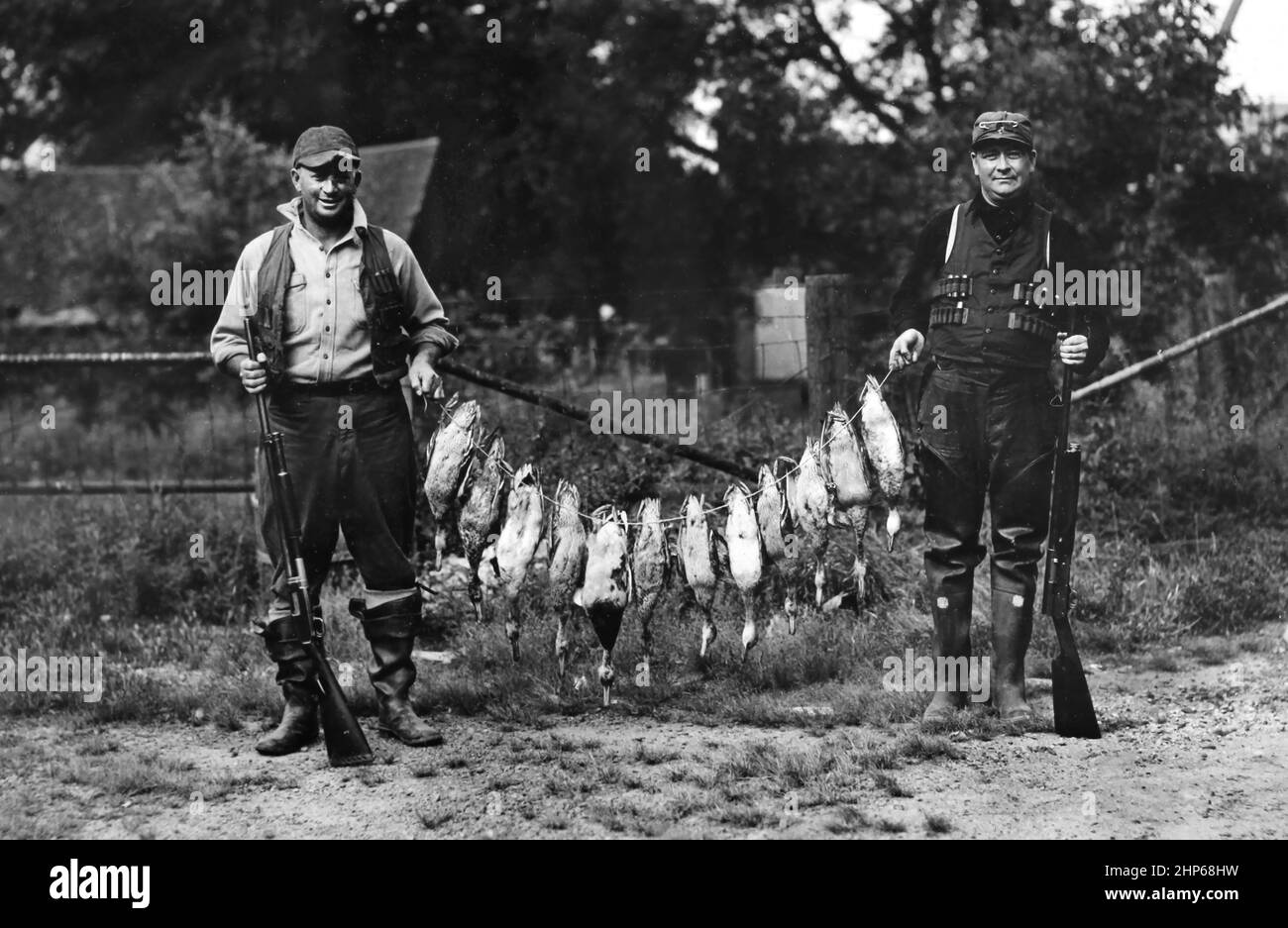 Due cacciatori d'anatra mostra dei loro giorni di lavoro sul campo, ca. 1940. Foto Stock