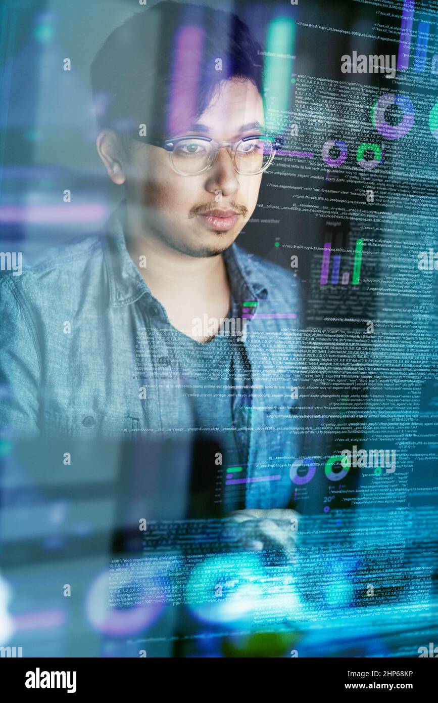 Scrivere codice è quello che fa. Scatto ritagliato di un giovane programmatore di computer che guarda attraverso i dati. Foto Stock