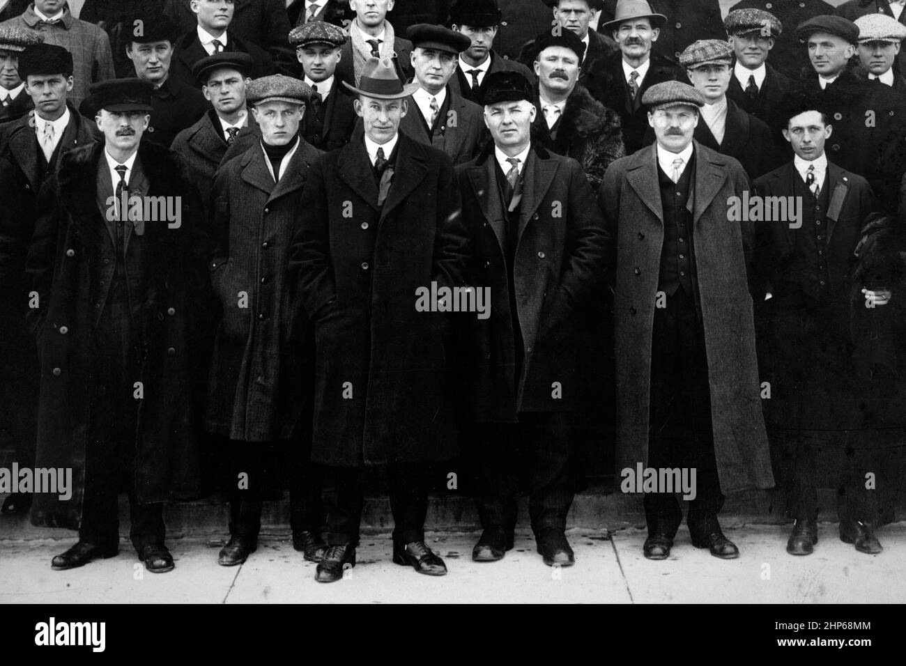 Un grande gruppo di uomini dall'aspetto duro, ca. 1925. Foto Stock