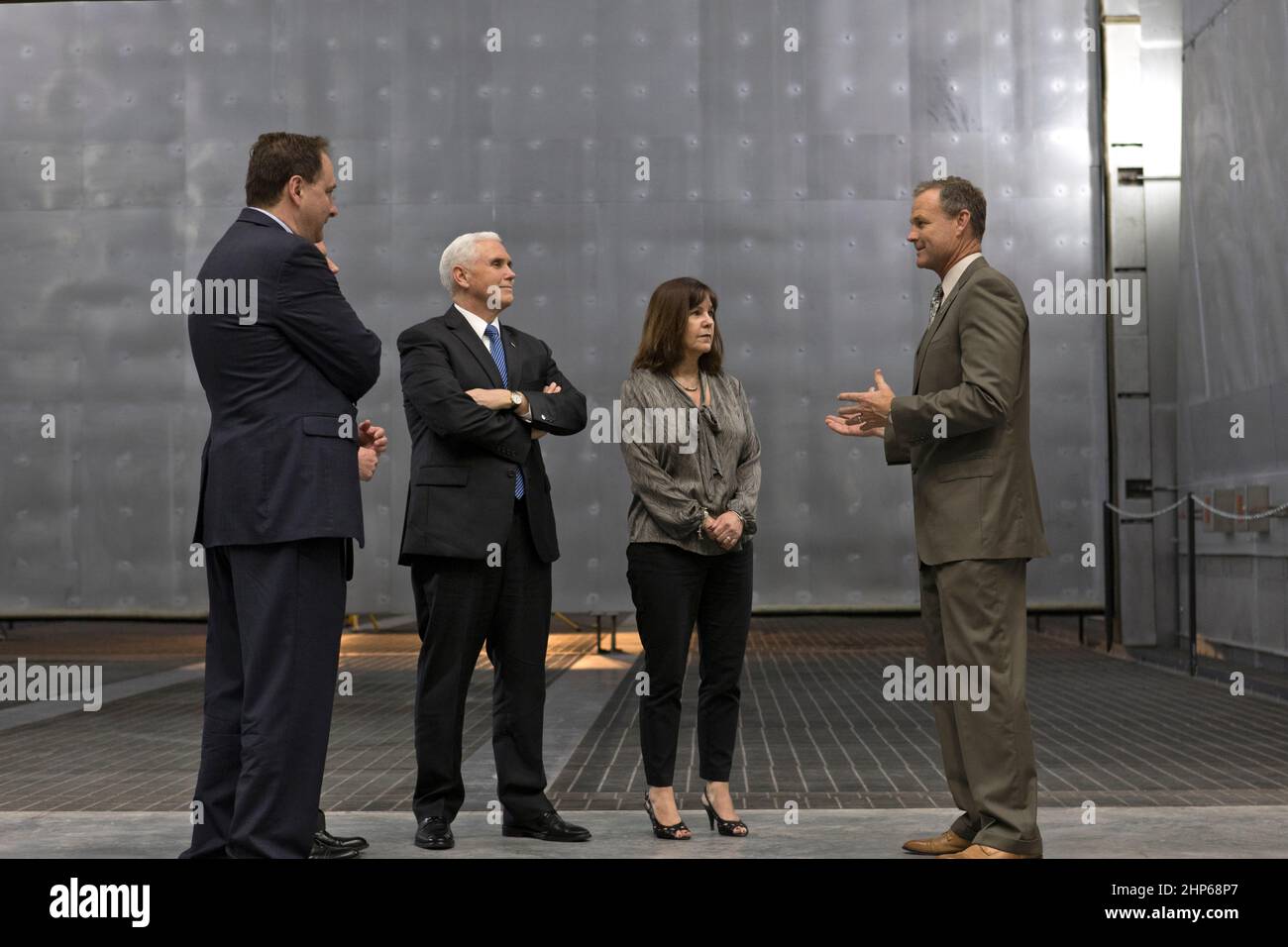 Il 20 febbraio 2018, il Vice Presidente Mike Pence, secondo da sinistra, fa un tour dello stabilimento di produzione Blue Origin, vicino al Kennedy Space Center della NASA in Florida. Alla sua sinistra è l'amministratore della NASA Robert Lightfoot. A destra c'è la moglie del vice presidente, Karen Pence. All'estrema destra c'è Scott Henderson, direttore Blue Origin di Test and Flight Operations. Il vicepresidente Pence ha visto il nuovo Booster Shepard e Crew Capsule volati. Il booster è stato il primo veicolo di lancio con un decollo verticale e un atterraggio verticale di successo per dimostrare la riutilizzabilità. Durante la sua visita, Pence presiederà una riunione del Th Foto Stock