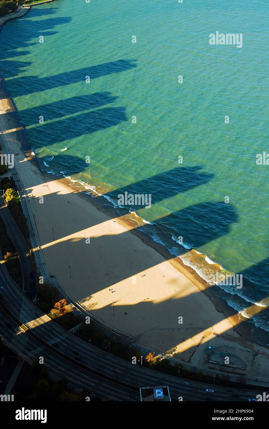Le ombre dello skyline di Chicago si estendono verso il lago Michigan Foto Stock