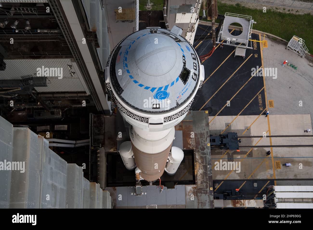 Un razzo United Launch Alliance Atlas V a bordo della navicella spaziale Boeing CST-100 Starliner è visto come è stato lanciato fuori dalla struttura di integrazione verticale alla piattaforma di lancio presso lo Space Launch Complex 41 prima della missione Orbital Flight Test-2 (OFT-2), lunedì 2 agosto, 2021 presso la Stazione spaziale di Cape Canaveral in Florida. Foto Stock