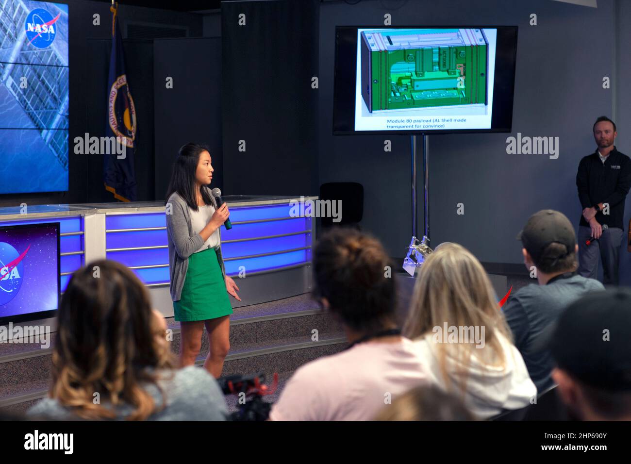 Adia Bulawa, capo progetto per rimanere in salute nello spazio, parla con i media nell’auditorium del sito della stampa del Kennedy Space Center. Il briefing si è incentrato sulla ricerca prevista per il lancio della Stazione spaziale Internazionale. I materiali scientifici e le forniture saranno a bordo di una navicella spaziale Dragon in programma per il liftoff dallo Space Launch Complex 40 della Stazione dell'Aeronautica militare di Cape Canaveral. Il razzo SpaceX Falcon 9 lancerà la missione di servizi di riapprovvigionamento commerciale 16th della società per la stazione spaziale. Foto Stock