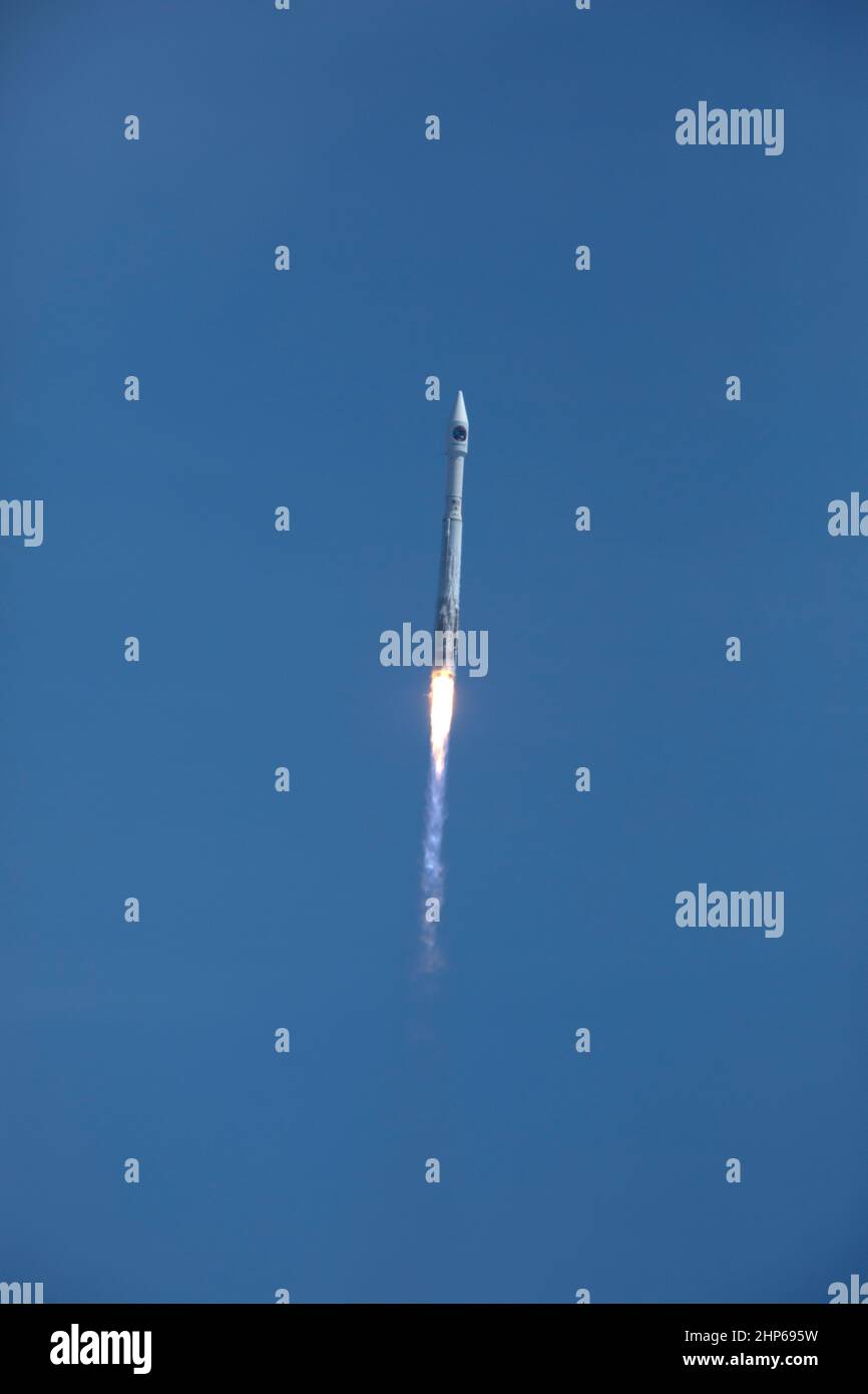Un razzo United Launch Alliance Atlas V si innalza dopo un liftoff alle 11:11 del mattino (EDT) dallo Space Launch Complex 41 alla Stazione dell'Aeronautica militare di Cape Canaveral in Florida, portando il modulo Orbital ATK Cygnus per il carico pressurizzato sulla settima missione di servizi di rifornimento commerciale dell'azienda alla Stazione spaziale Internazionale. Cygnus consegnerà 7.600 libbre di forniture, attrezzature e materiali di ricerca scientifica alla stazione spaziale. Foto Stock