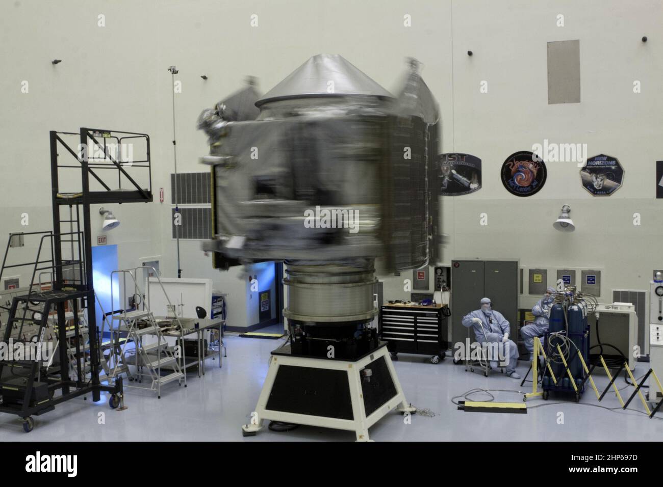 All'interno dell'impianto di assistenza pericolosa Payload presso il Kennedy Space Center della NASA in Florida, ingegneri e tecnici eseguono un test di rotazione dell'atmosfera Marte e della volatile Evolution, o MAVEN, veicolo spaziale ca. 2013 Foto Stock