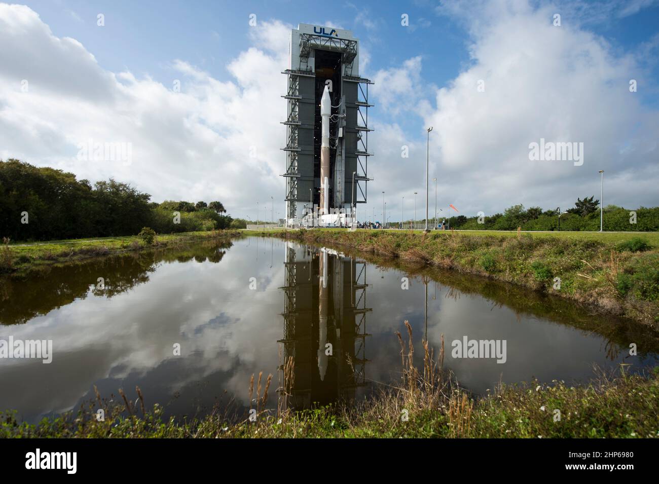 Un giorno prima del lancio previsto, il razzo United Launch Alliance Atlas V con la navicella spaziale Magnetosferic Multiscala (MMS) della NASA esce dal Cape Canaveral Air Force Station Space Launch Complex 41 Vertical Integration Facility per il lancio, mercoledì 11 marzo 2015 a Cape Canaveral, Florida. Foto Stock