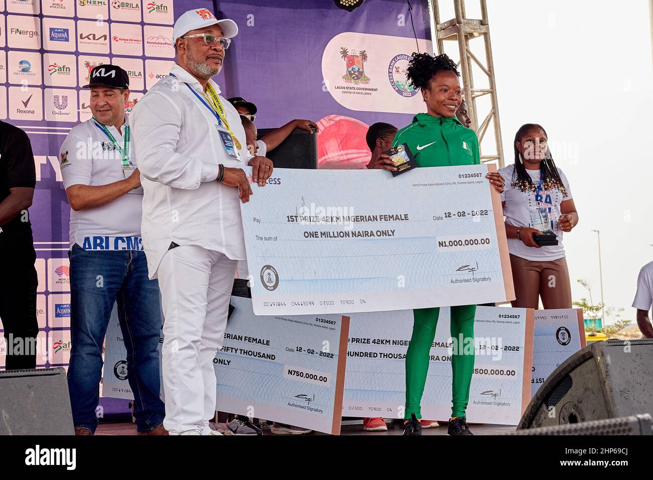 Il vincitore della maratona femminile riceve premi in denaro dopo aver gareggiato nella maratona di Access Bank Lagos City il 12 febbraio 2022. Foto Stock