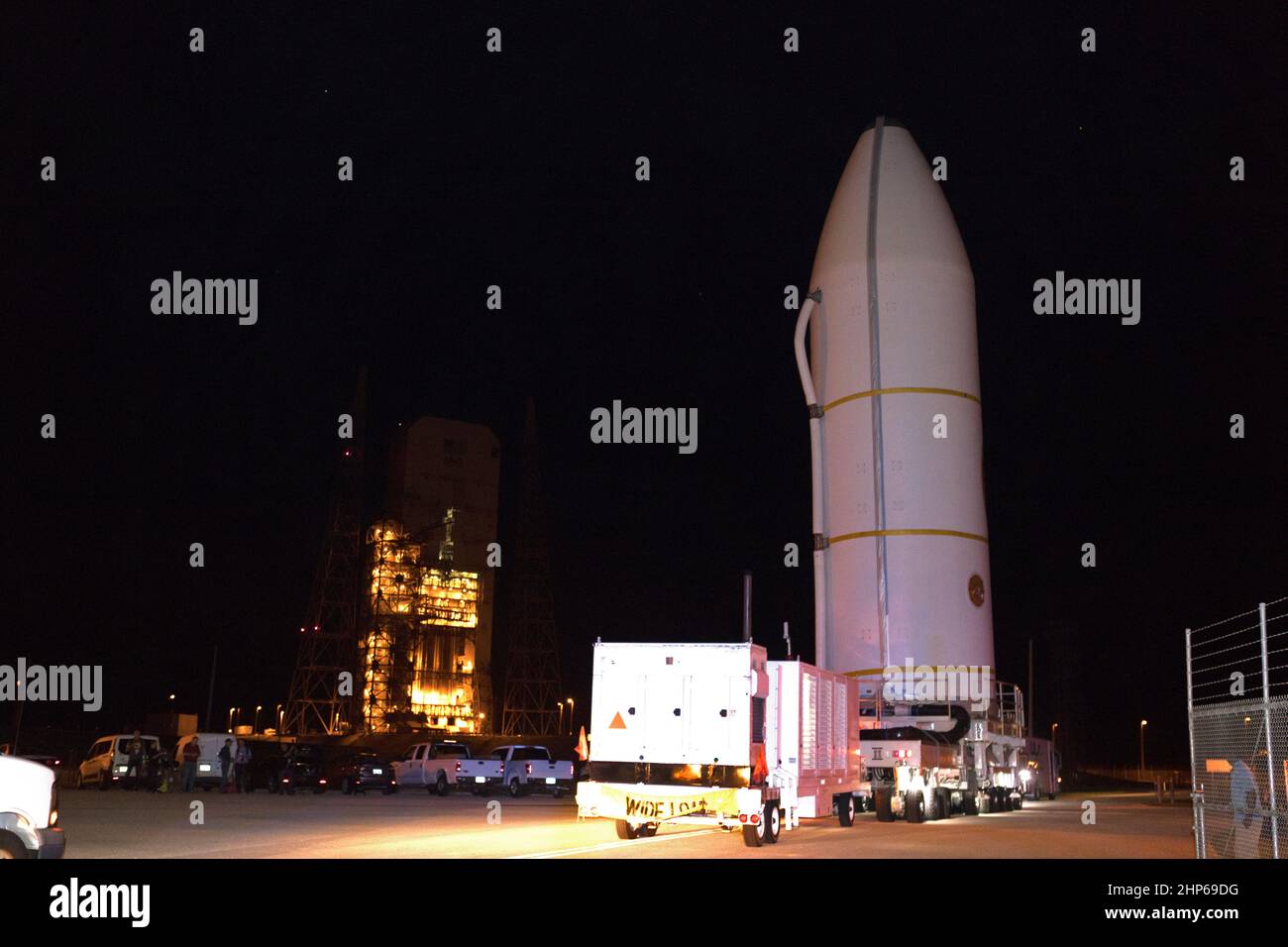 Lunedì 30 luglio 2018 la sonda solare Parker della NASA, incapsulata nella carenatura del carico utile, arriva allo Space Launch Complex 37 presso la stazione dell'aeronautica di Cape Canaveral dove sarà accoppiata in cima a un razzo United Launch Alliance Delta IV Heavy. La missione eseguirà le osservazioni più vicine di una stella quando viaggia attraverso l'atmosfera del Sole, chiamata corona. La sonda si baserà su misurazioni e immagini per rivoluzionare la nostra comprensione della corona e della connessione Sole-Terra. Foto Stock