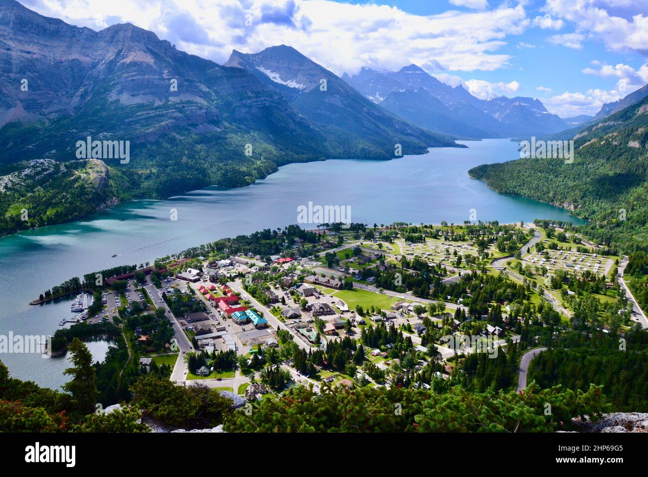 La città di Waterton e il lago Upper Waterton sono visibili dal punto di osservazione lungo il percorso escursionistico Bears Hump Foto Stock