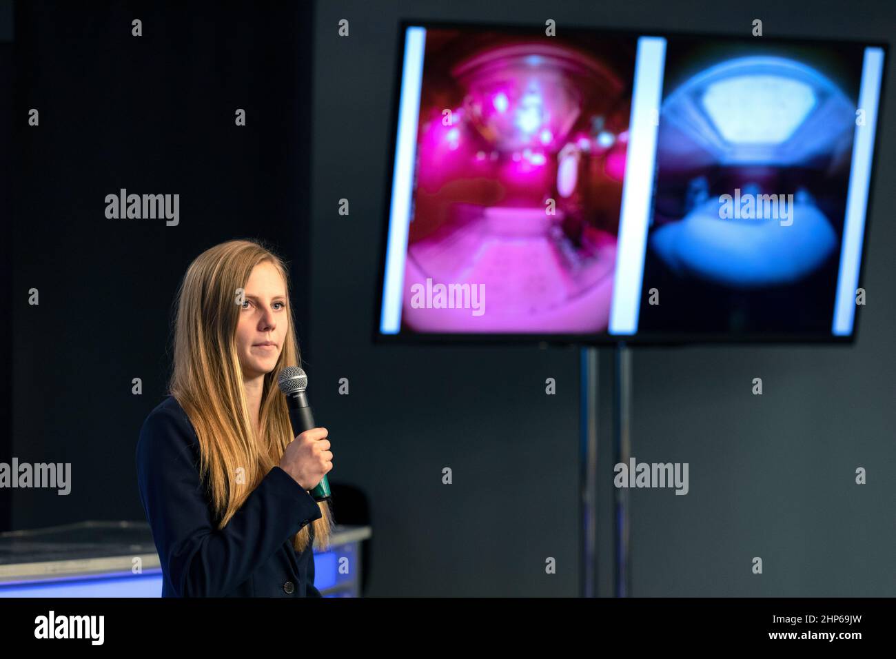 Sarina Kopf, responsabile del progetto per l’agricoltura aeroponica in Microgravity, parla con i media dell’auditorium del sito della stampa del Kennedy Space Center. Il briefing si è incentrato sulla ricerca prevista per il lancio della Stazione spaziale Internazionale. I materiali scientifici e le forniture saranno a bordo di una navicella spaziale Dragon in programma per il liftoff dallo Space Launch Complex 40 della Stazione dell'Aeronautica militare di Cape Canaveral. Il razzo SpaceX Falcon 9 lancerà la missione di servizi di riapprovvigionamento commerciale 16th della società per la stazione spaziale. Foto Stock