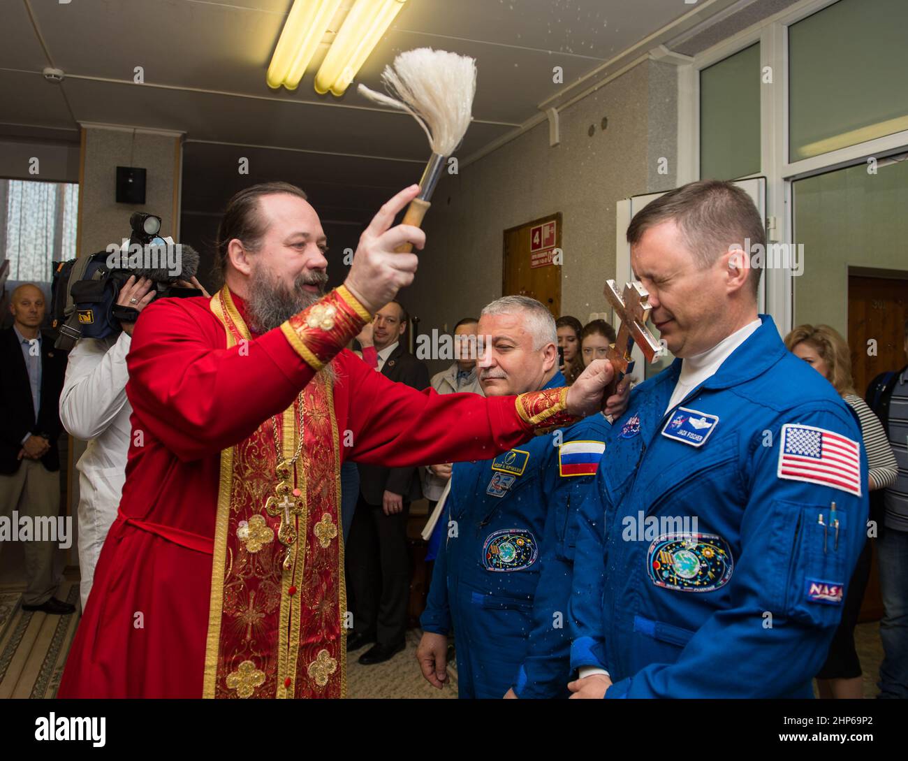 Spedizione 51 l'ingegnere di volo Jack Fischer della NASA, Right, riceve la tradizionale benedizione da un prete russo ortodosso all'Hotel Cosmonaut prima del suo lancio sul razzo Soyuz alla Stazione spaziale Internazionale (ISS), Giovedì 20 aprile 2017, a Baikonur, Kazakistan. Foto Stock