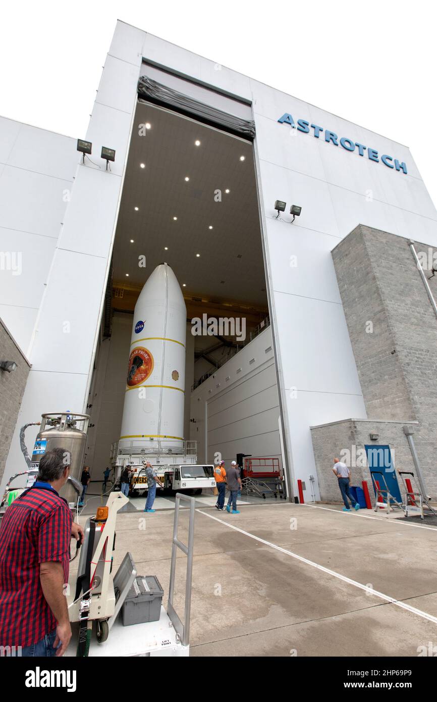Incapsulato nella carenatura del carico utile, la sonda solare Parker della NASA viene trasportata fuori dall'impianto di lavorazione Astrotech a Titusville, Florida, vicino al Kennedy Space Center dell'agenzia, lunedì 30 luglio 2018. La navicella spaziale sta iniziando un'escursione allo Space Launch Complex 37 presso la Stazione dell'Aeronautica militare di Cape Canaveral, dove verrà accoppiata in cima a un razzo United Launch Alliance Delta IV Heavy. La missione eseguirà le osservazioni più vicine di una stella quando viaggia attraverso l'atmosfera del Sole, chiamata corona. Foto Stock