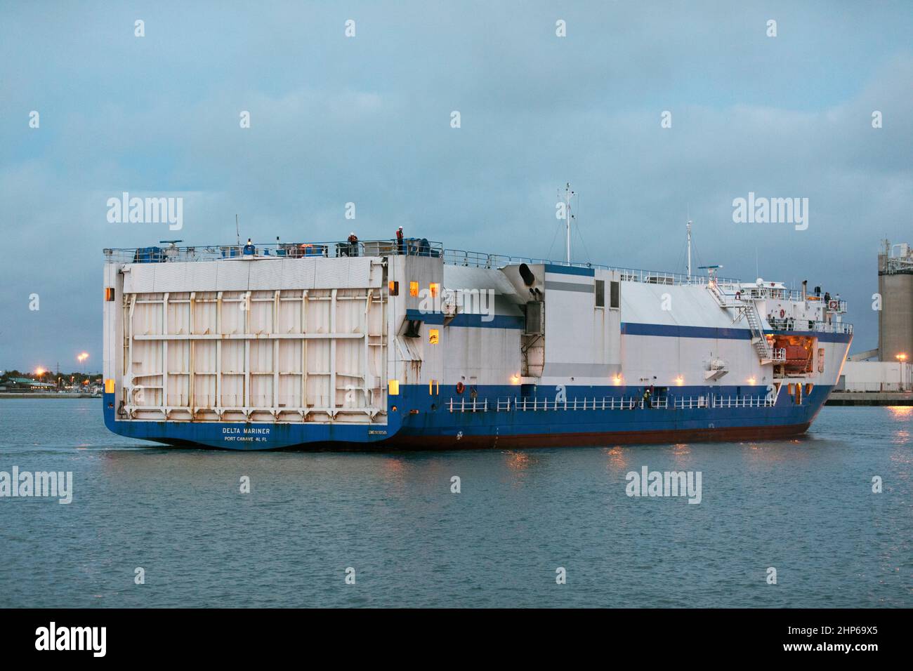 L'United Launch Alliance Mariner arriva a Port Canaveral's Army Warf portando il terzo nucleo di richiamo comune Delta IV Heavy e il secondo stadio per l'imminente veicolo spaziale Parker Solar Probe della NASA. La missione eseguirà le osservazioni più vicine di una stella quando viaggia attraverso l'atmosfera del Sole, chiamata corona. La sonda si baserà su misurazioni e immagini per rivoluzionare la nostra comprensione della corona e della connessione Sole-Terra. Il liftoff in cima al Delta IV Heavy Rocket è previsto per avere luogo dal Cape Canaveral's Space Launch Complex 37 nell'estate 2018. Foto Stock