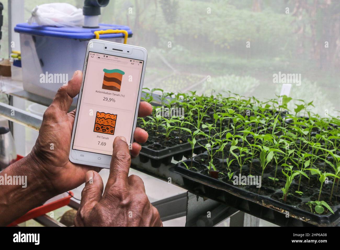 BOGOR, INDONESIA - 18 febbraio 2022: L'azienda agricola utilizza la rete internet come telecomando per innaffiare le piante in Bogor, Indonesia, 18 febbraio 2022 Foto Stock