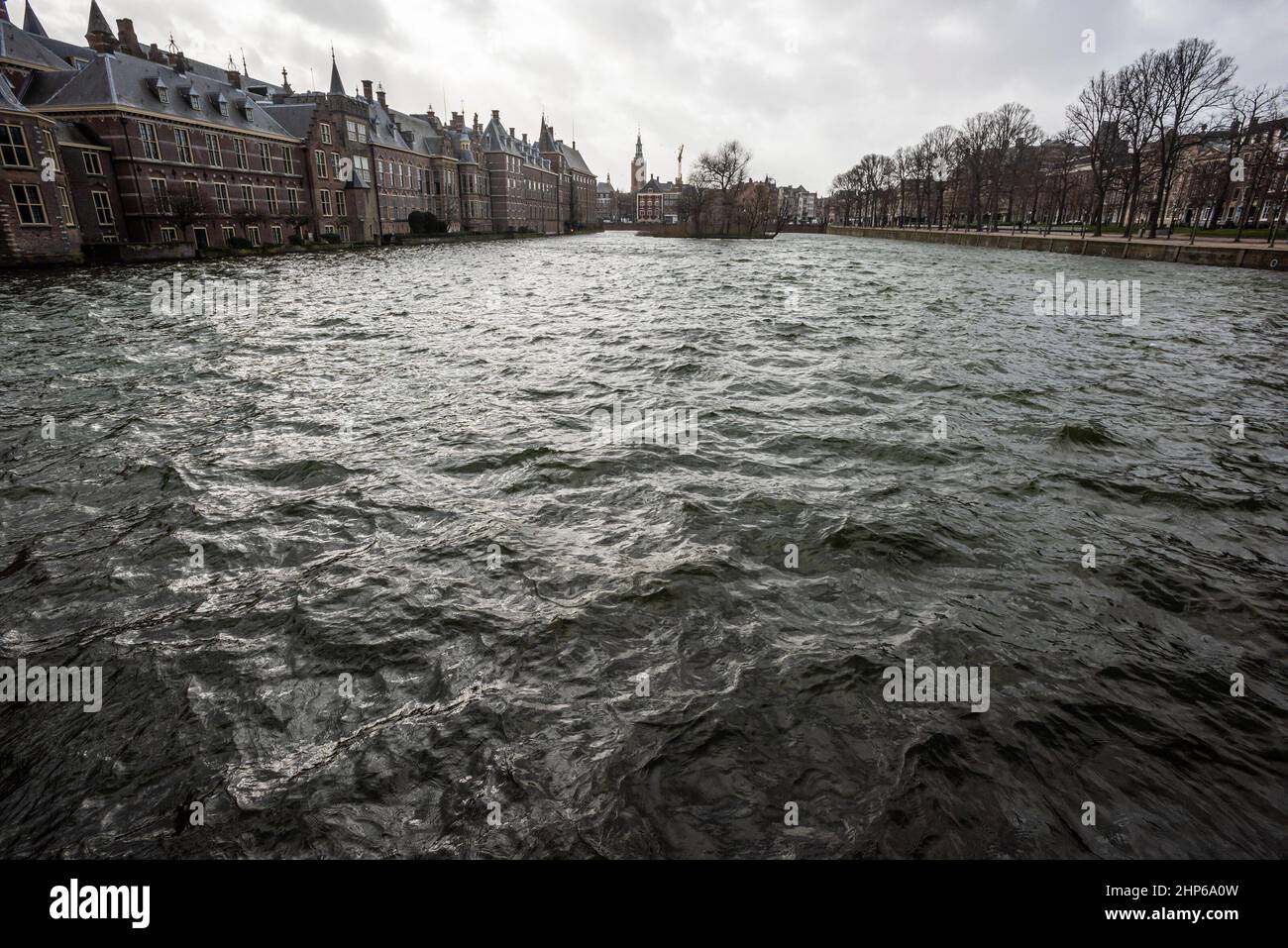 Il lago Hofvijver all'inizio del 'Stim Eunice' all'Aia, con gli edifici parlamentari olandesi sulla sinistra. Oggi i Paesi Bassi sono stati arrestati con l'arrivo di 'Strom Eunice?. Sul 'Code Orange' l'aeroporto di Schiphol era in blocco temporaneo, e tutti i trasporti pubblici e generali si sono arrestati. Tempesta Eunice, ha colpito la località marina olandese di Scheveningen. Il Royal Netherlands Meteorological Institute (KNMI) ha emesso un "codice rosso" di avvertimento di raffiche che raggiungono i 130 km all'ora (80 miglia all'ora) nelle zone costiere. (Foto di Charles M Vella/SOPA Images/SIP Foto Stock
