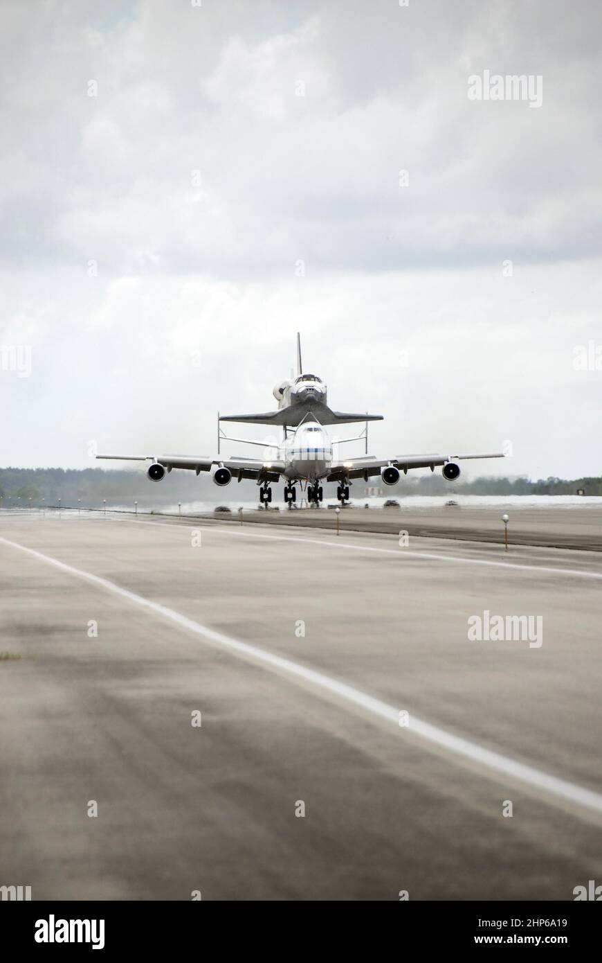 Space Shuttle Discovery si trova in cima al Boeing 747 Shuttle Carrier Aircraft mentre è toccato al Kennedy Space Center della NASA in Florida alle 12:05 EDT. Il volo di andata e ritorno di due giorni dalla base dell'aeronautica militare di Edwards in California è iniziato alle 9:20 del mattino (EDT) del 20 settembre. Dopo tre soste per il rifornimento di carburante che includevano un pernottamento in Louisiana, la navetta con la scopata doveva navigare attraverso una serie di docce attraverso la Louisiana e attorno a Kennedy. Foto Stock