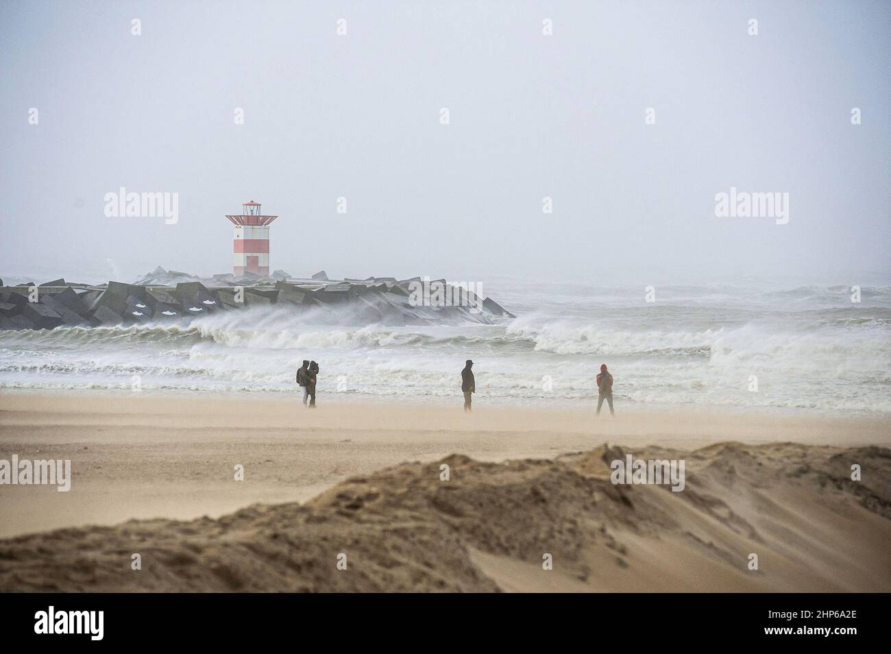 La gente vista sulla località balneare olandese di Scheveningen, all'Aia, come 'Stim Eunice' arriva dal Regno Unito.i Paesi Bassi oggi sono stati arrestati dall'arrivo di 'Strom Eunice'. Sul 'Code Orange' l'aeroporto di Schiphol era in blocco temporaneo, e tutti i trasporti pubblici e generali si sono arrestati. Tempesta Eunice, ha colpito la località marina olandese di Scheveningen. Il Royal Netherlands Meteorological Institute (KNMI) ha emesso un "codice rosso" di avvertimento di raffiche che raggiungono i 130 km all'ora (80 miglia all'ora) nelle zone costiere. (Foto di Charles M Vella/SOPA Images/Sipa USA) Foto Stock