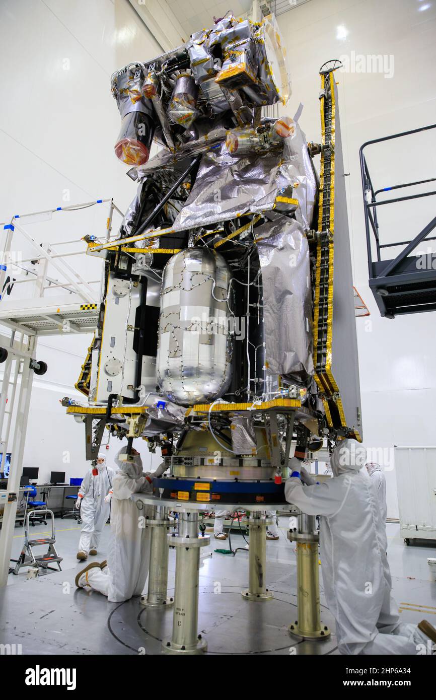 I lavoratori all'interno dello stabilimento Astrotech Space Operations di  Titusville, Florida, preparano il veicolo spaziale Lucy della NASA per il  suo sollevamento con gru e lo trasferiscono a uno stand a rotazione