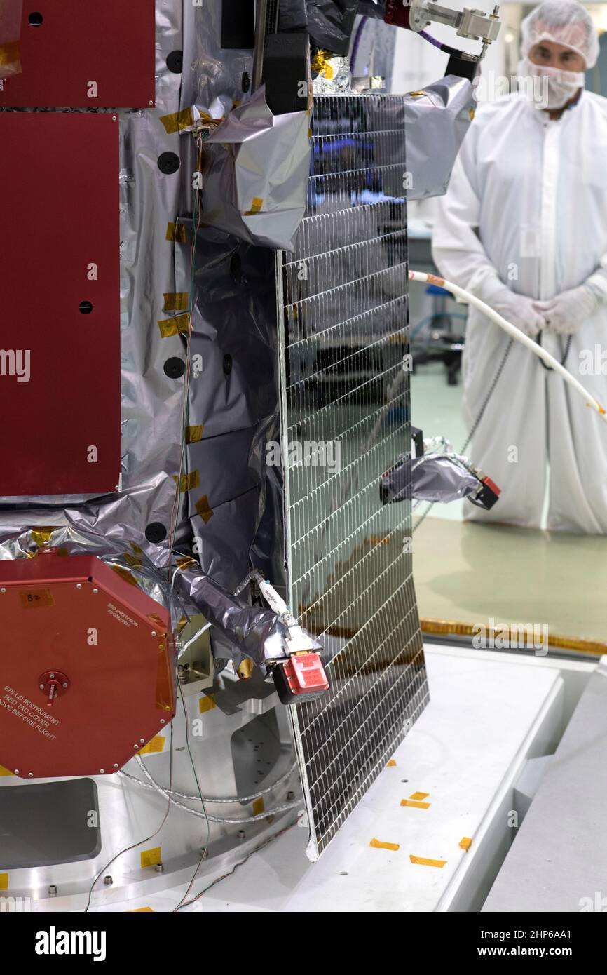 Gli array solari Parker Solar Probe della NASA vengono implementati per i test presso l'impianto di lavorazione Astrotech di Titusville, Florida, vicino al Kennedy Space Center della NASA domenica 3 giugno 2018. La Parker Solar Probe lancerà su un razzo United Launch Alliance Delta IV Heavy da Space Launch Complex 37 presso la Stazione dell'Aeronautica militare di Cape Canaveral in Florida non prima del 4 agosto 2018. La missione eseguirà le osservazioni più vicine di una stella quando viaggia attraverso l'atmosfera del Sole, chiamata corona. Foto Stock