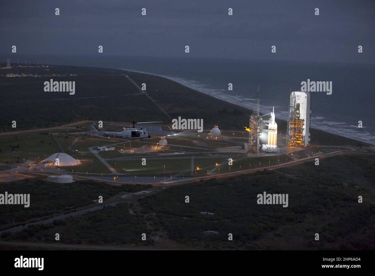 Questa vista in elicottero dello Space Launch Complex 37 presso la Stazione dell'Aeronautica militare di Cape Canaveral in Florida mostra il razzo United Launch Alliance Delta IV Heavy pronto a potenziare la navicella spaziale Orion della NASA in una missione di 4,5 ore circa. 2014 Foto Stock