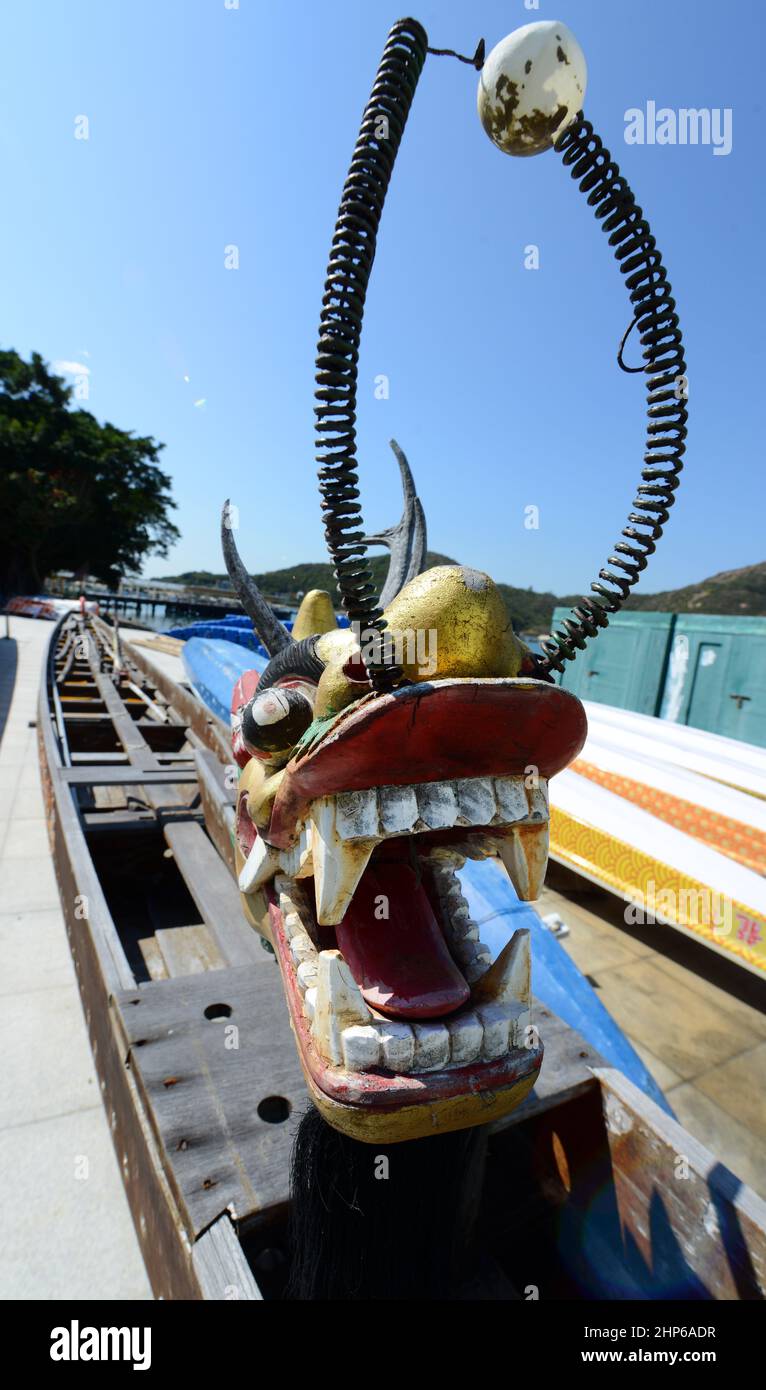 Una tradizionale barca cinese del drago a Sok Kwu WAN, Isola di Lamma, Hong Kong. Foto Stock