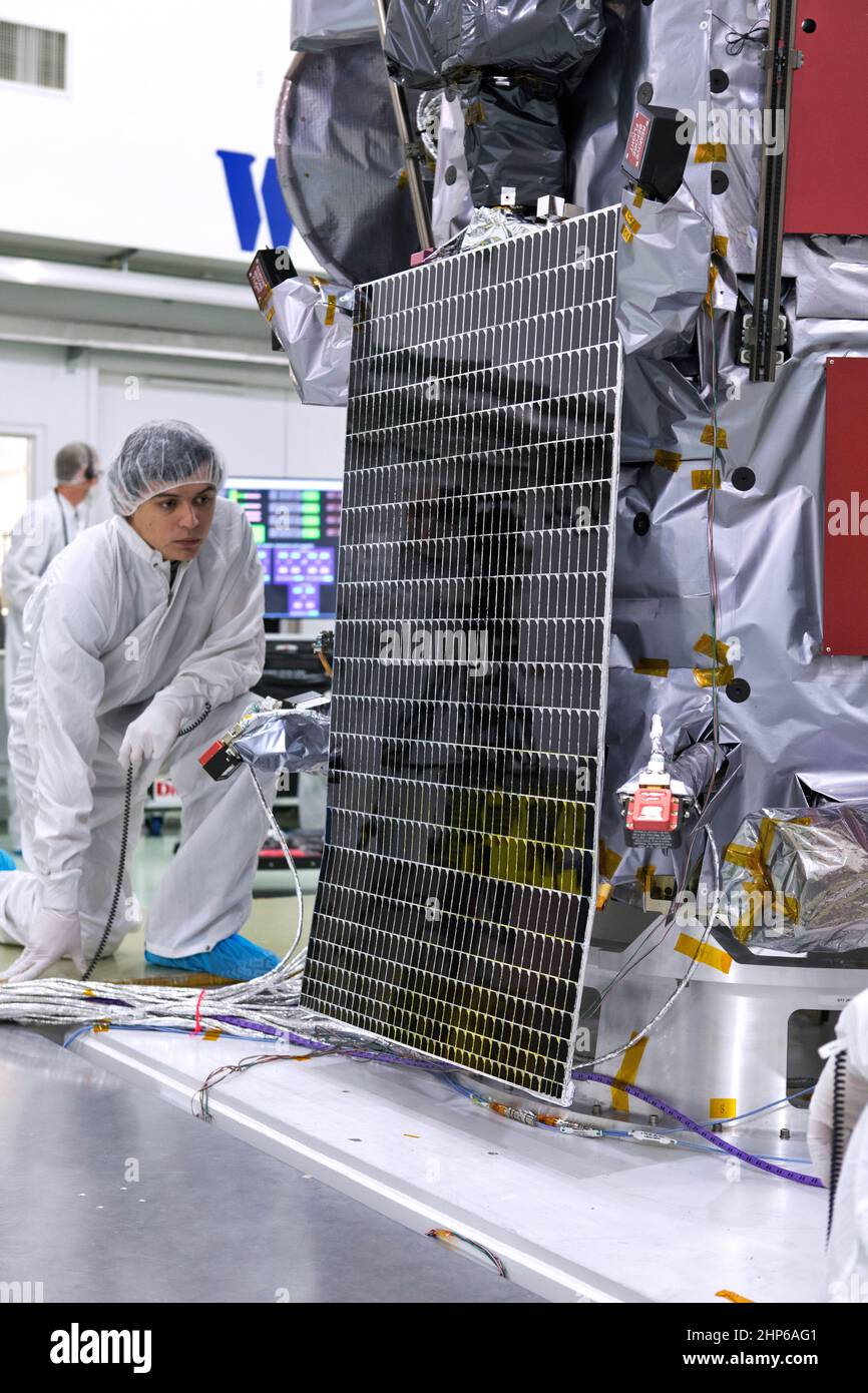Gli array solari Parker Solar Probe della NASA vengono implementati per i test presso l'impianto di lavorazione Astrotech di Titusville, Florida, vicino al Kennedy Space Center della NASA domenica 3 giugno 2018. La Parker Solar Probe lancerà su un razzo United Launch Alliance Delta IV Heavy da Space Launch Complex 37 presso la Stazione dell'Aeronautica militare di Cape Canaveral in Florida non prima del 4 agosto 2018. La missione eseguirà le osservazioni più vicine di una stella quando viaggia attraverso l'atmosfera del Sole, chiamata corona. La sonda si baserà su misurazioni e immagini per rivoluzionare la nostra comprensione della corona Foto Stock