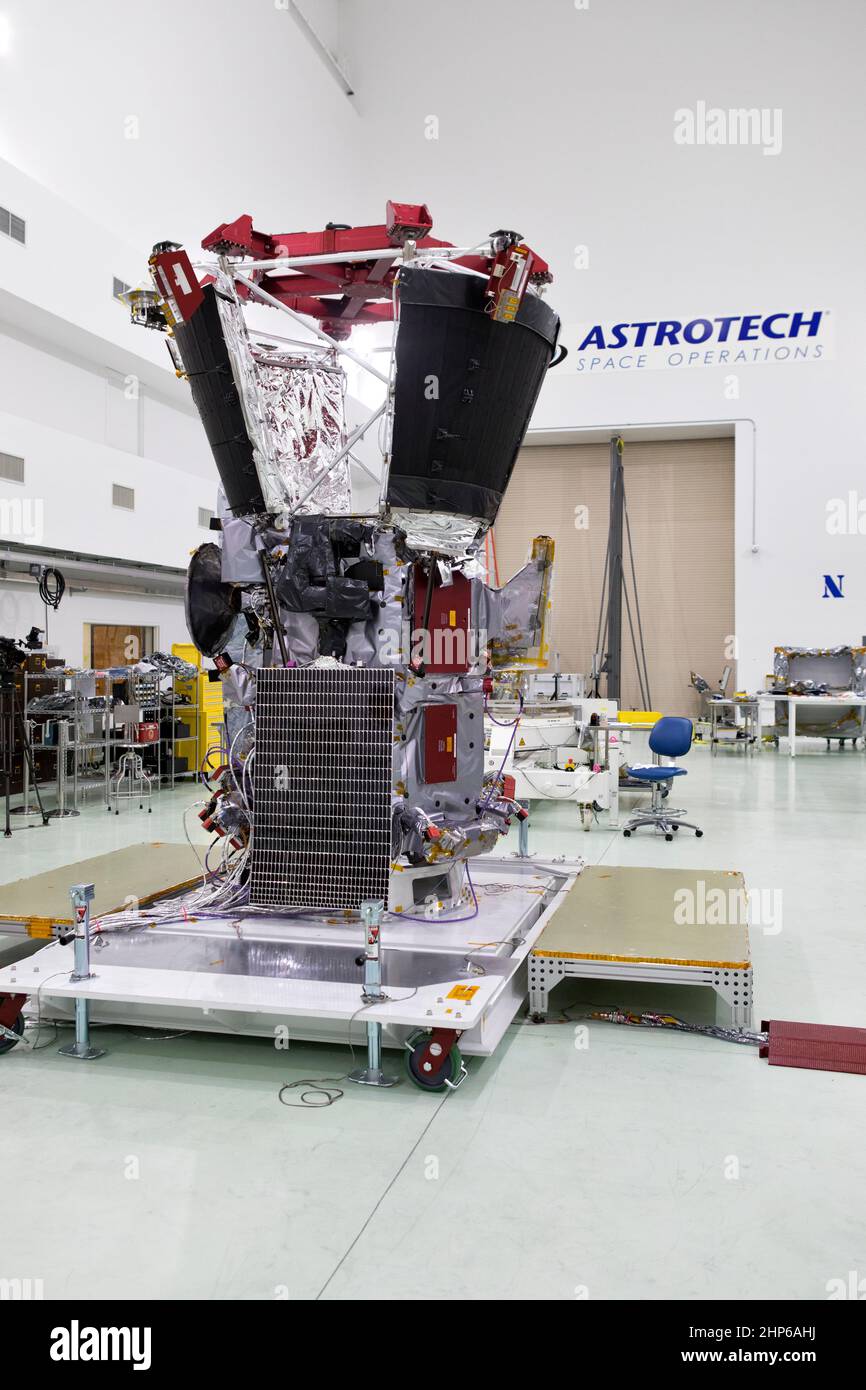 Gli array solari Parker Solar Probe della NASA vengono implementati per i test presso l'impianto di lavorazione Astrotech di Titusville, Florida, vicino al Kennedy Space Center della NASA domenica 3 giugno 2018. La Parker Solar Probe lancerà su un razzo United Launch Alliance Delta IV Heavy da Space Launch Complex 37 presso la Stazione dell'Aeronautica militare di Cape Canaveral in Florida non prima del 4 agosto 2018. La missione eseguirà le osservazioni più vicine di una stella quando viaggia attraverso l'atmosfera del Sole, chiamata corona. La sonda si baserà su misurazioni e immagini per rivoluzionare la nostra comprensione della corona Foto Stock